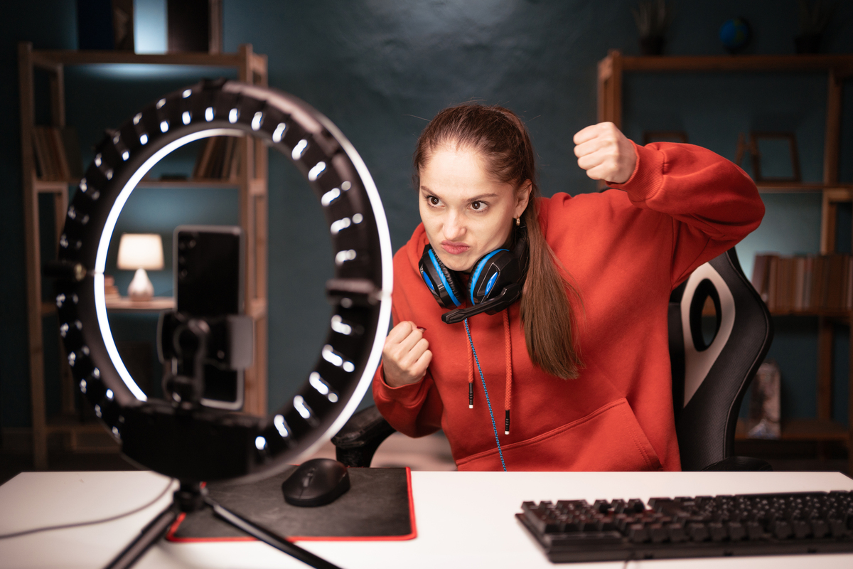 我现在是一个想做主播的男性身边有三个男人但是不会唱歌该如何拍摄视频进行直播请给出具体方案