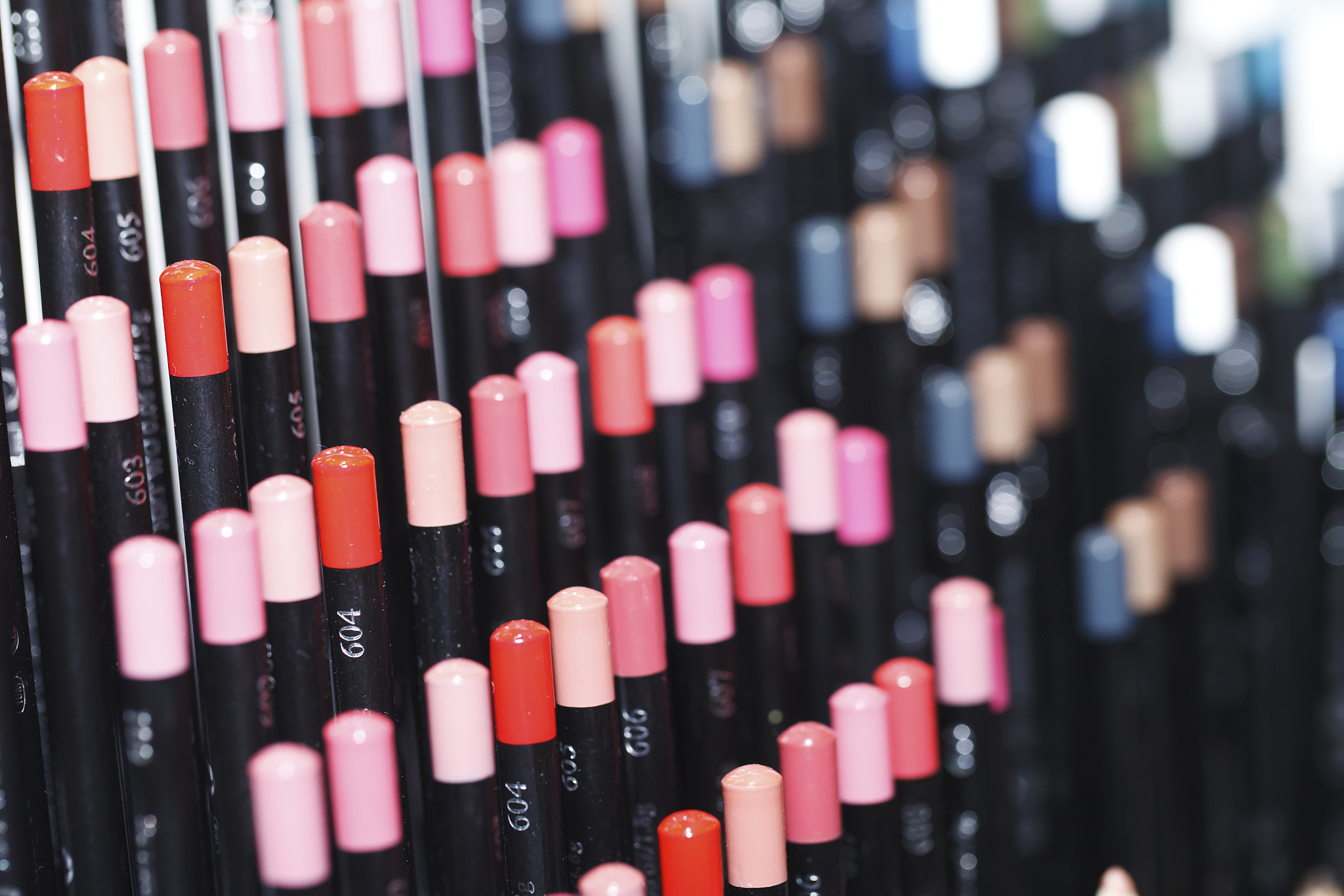 自动唇线笔颜色选择指南：找到你的完美匹配