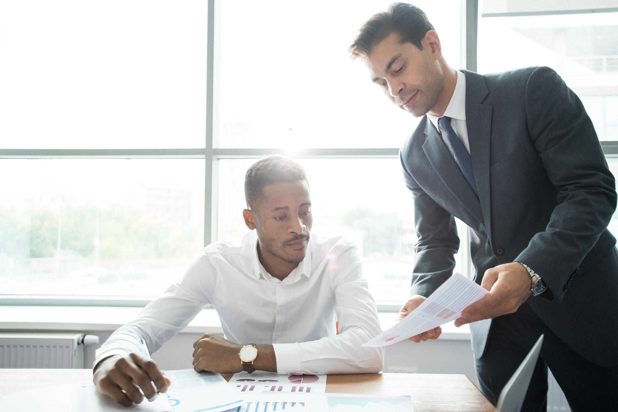 我知道有可能是我太闲了我现在目前跟他在一起开了年我都没有上班因为前段时间上个月我怀了他的小孩然后我去打了刚休息一个月出来所以都还没去找工作我闲的无聊就想找她聊天可是她在忙吧？所以就像你说的我要理解一下但是老师我还是想让你帮我想一些句子就是解决这个问题的就是用一些就是鼓励理解他的包容他的那种话语去跟他沟通他听起来我们也是是理解懂他的然后他也会改一点就是用理解鼓励就是那种话题去你说这一件事情看他能不能