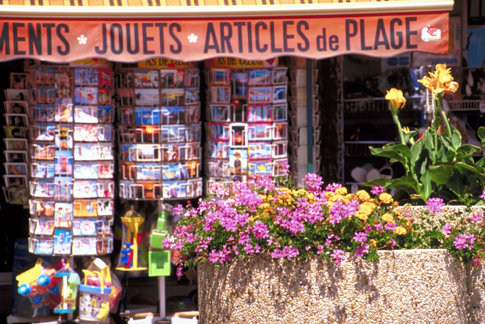 请以享受生活带来的每一份意外为题写一条朋友圈文案字数200