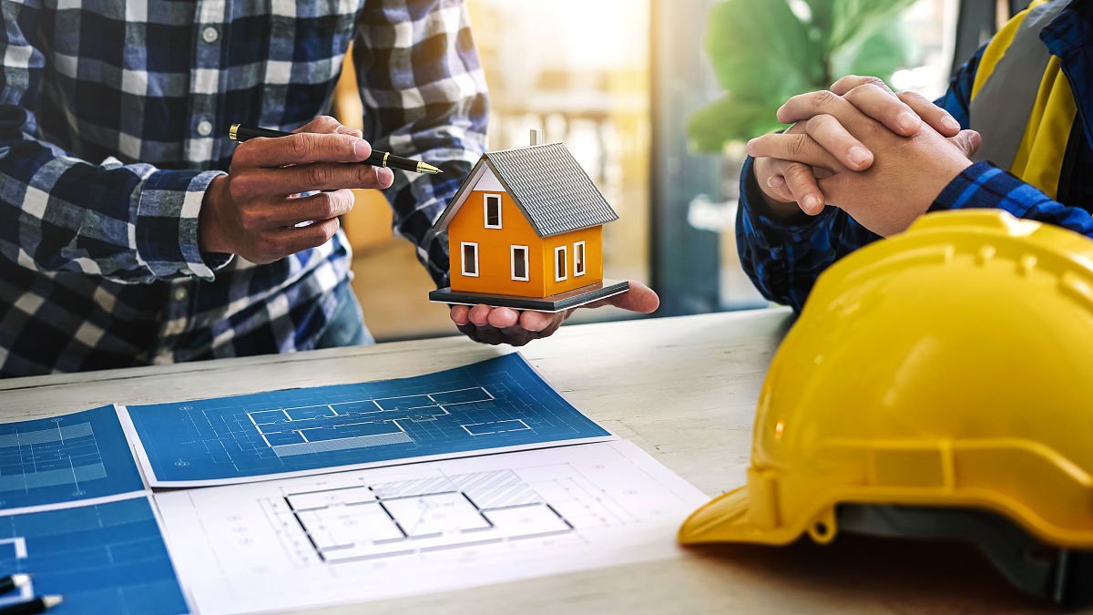 严格执行样板验收制度，确保工程质量和施工安全