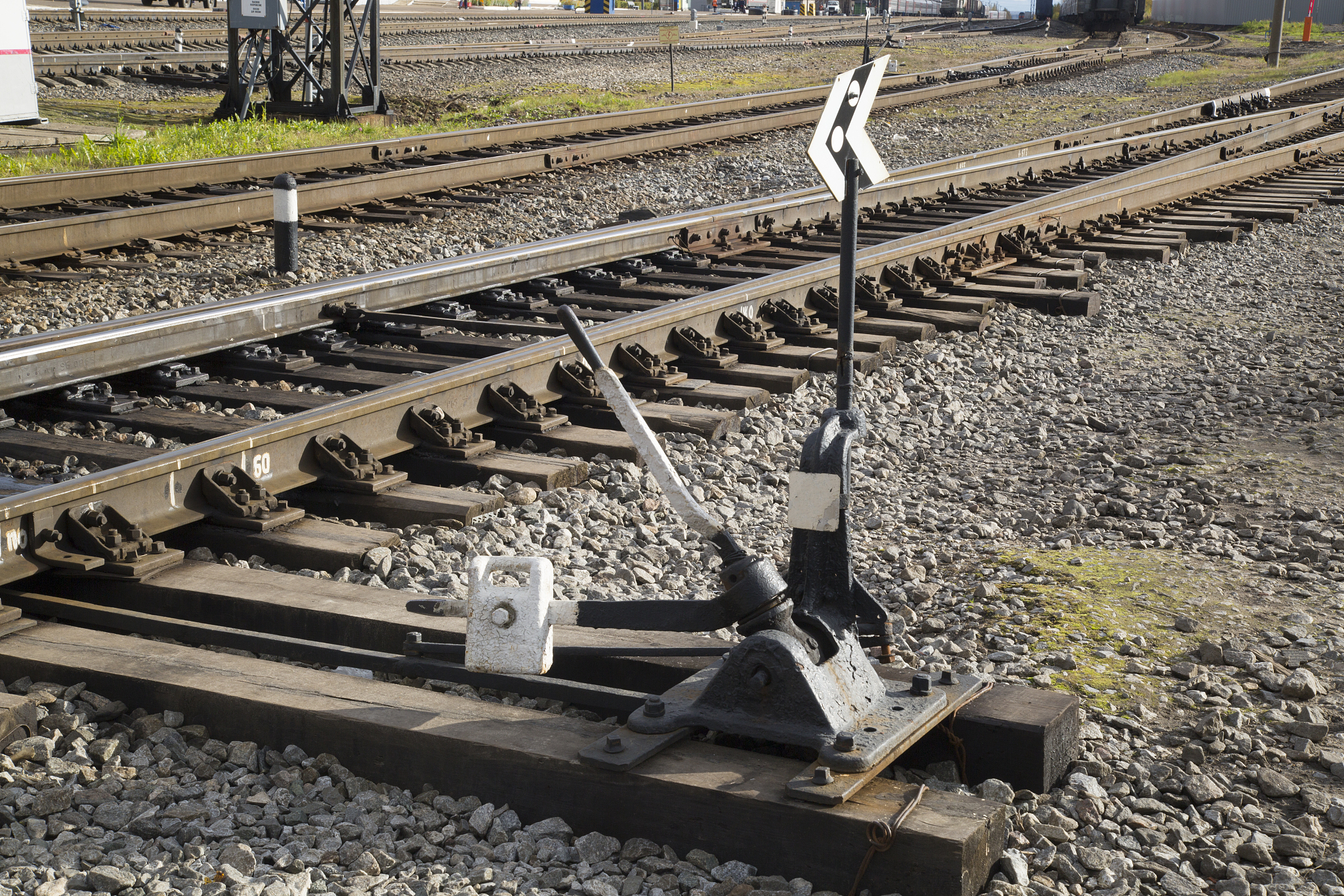 轨道交通列车车体与轮对垂向力和纵向力的传递路径