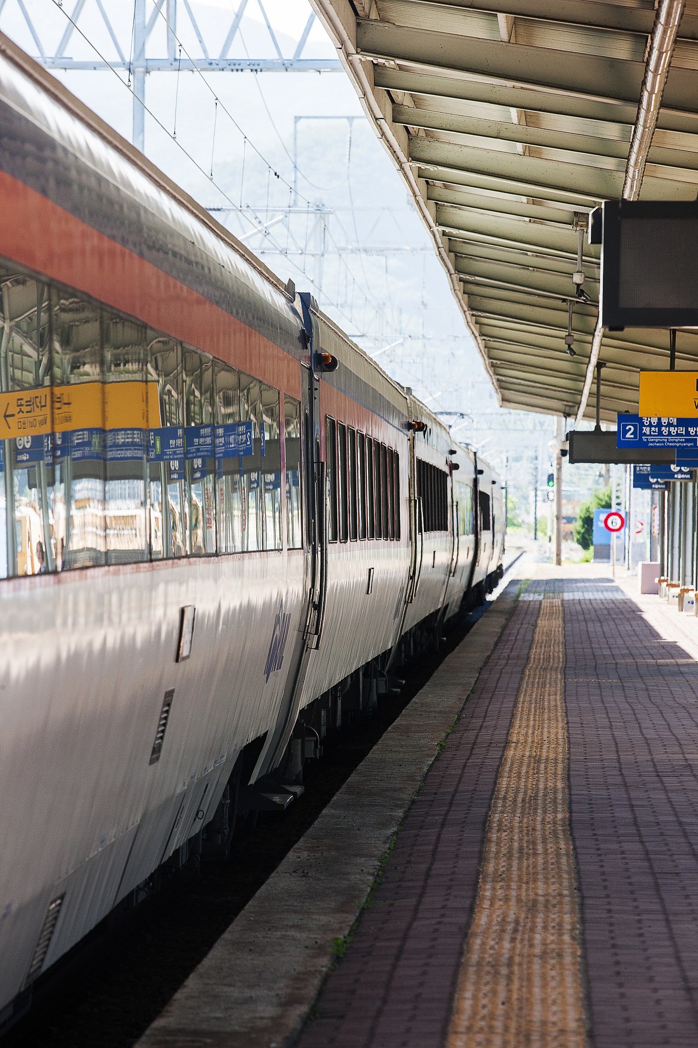 Analysis of Rail Transit Passenger Flow and Station Characteristics Using Shenzhen Tong Card Data