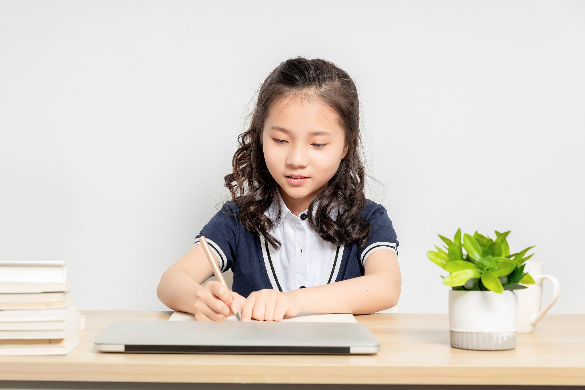 正在写作业的亚洲小学女生