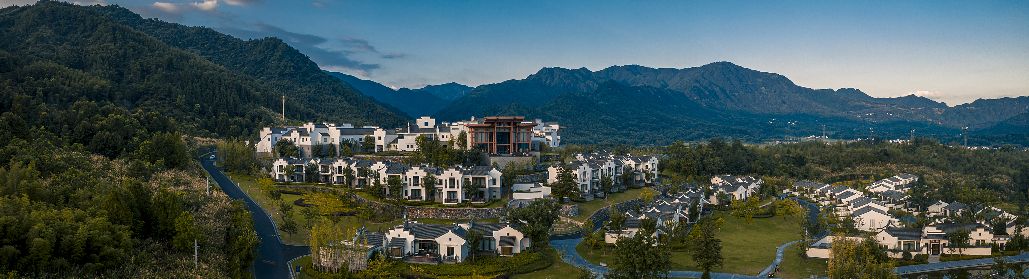 有一个位于黄山风景区的房地产住宅项目帮我写一段电视节目开场白不少于200字