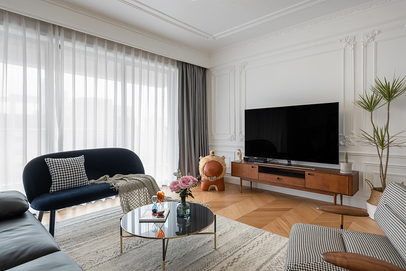 电视背景墙有石膏线要不要钛金条回答及拓展