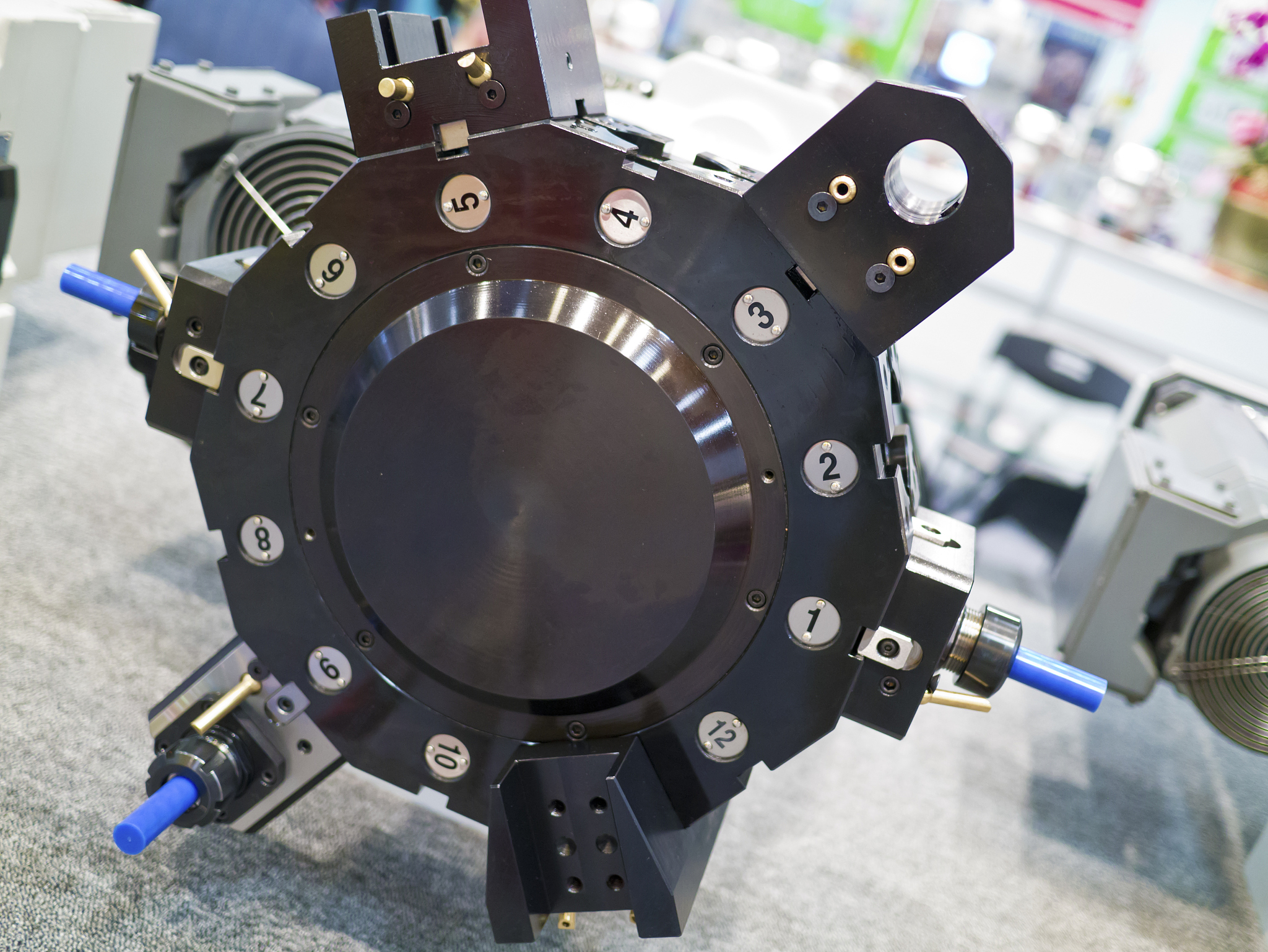 请介绍一些寻找潜在的press brake machine制造商的途径例如谷歌搜索贸易展览社交媒体等；