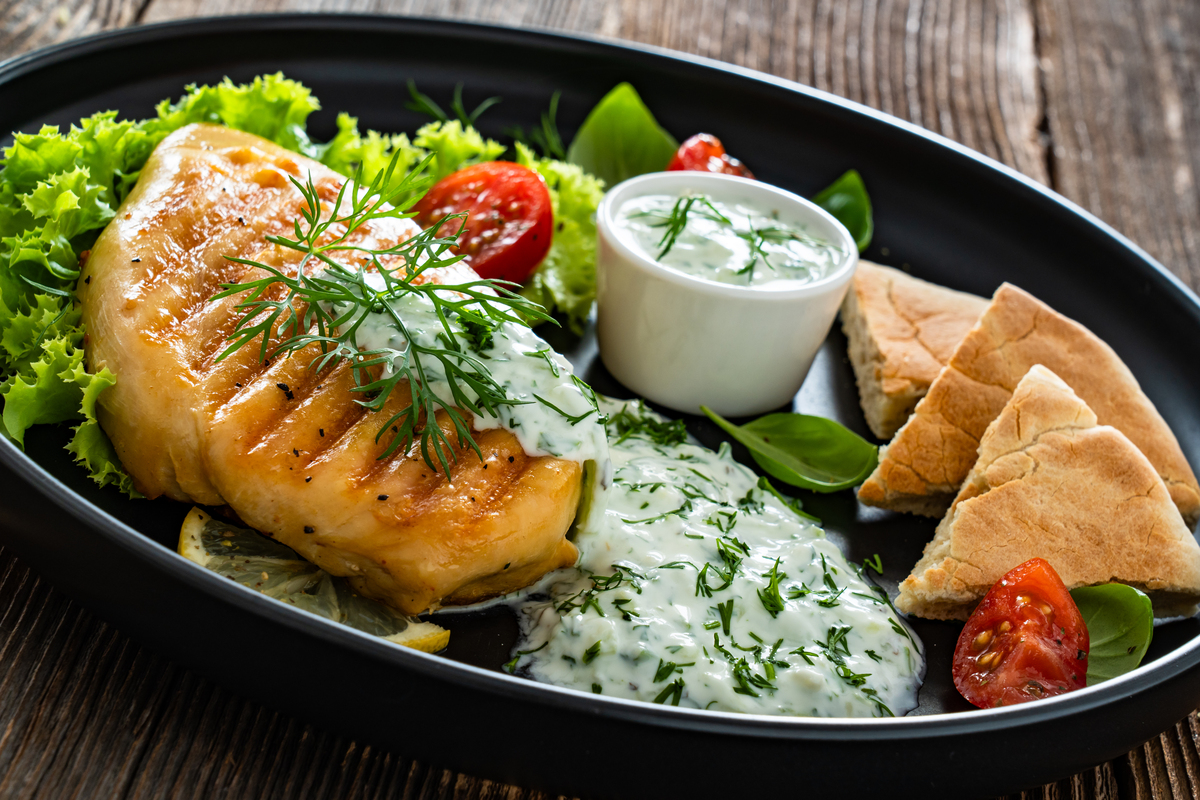 鸡胸肉腌制技巧：煎出多汁美味 | 300字食谱