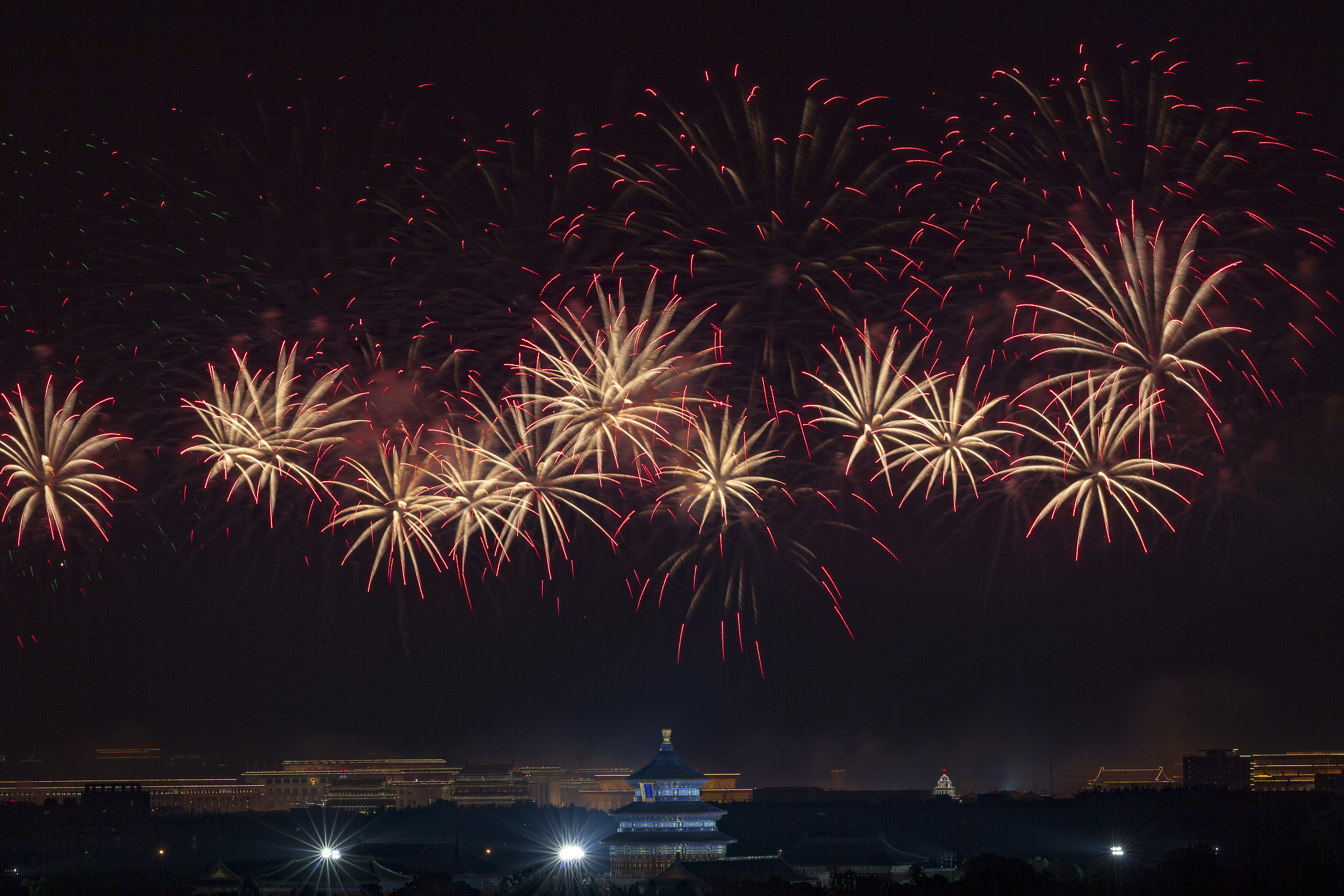 国庆节感想：阅兵、烟花与家国情怀（300字）