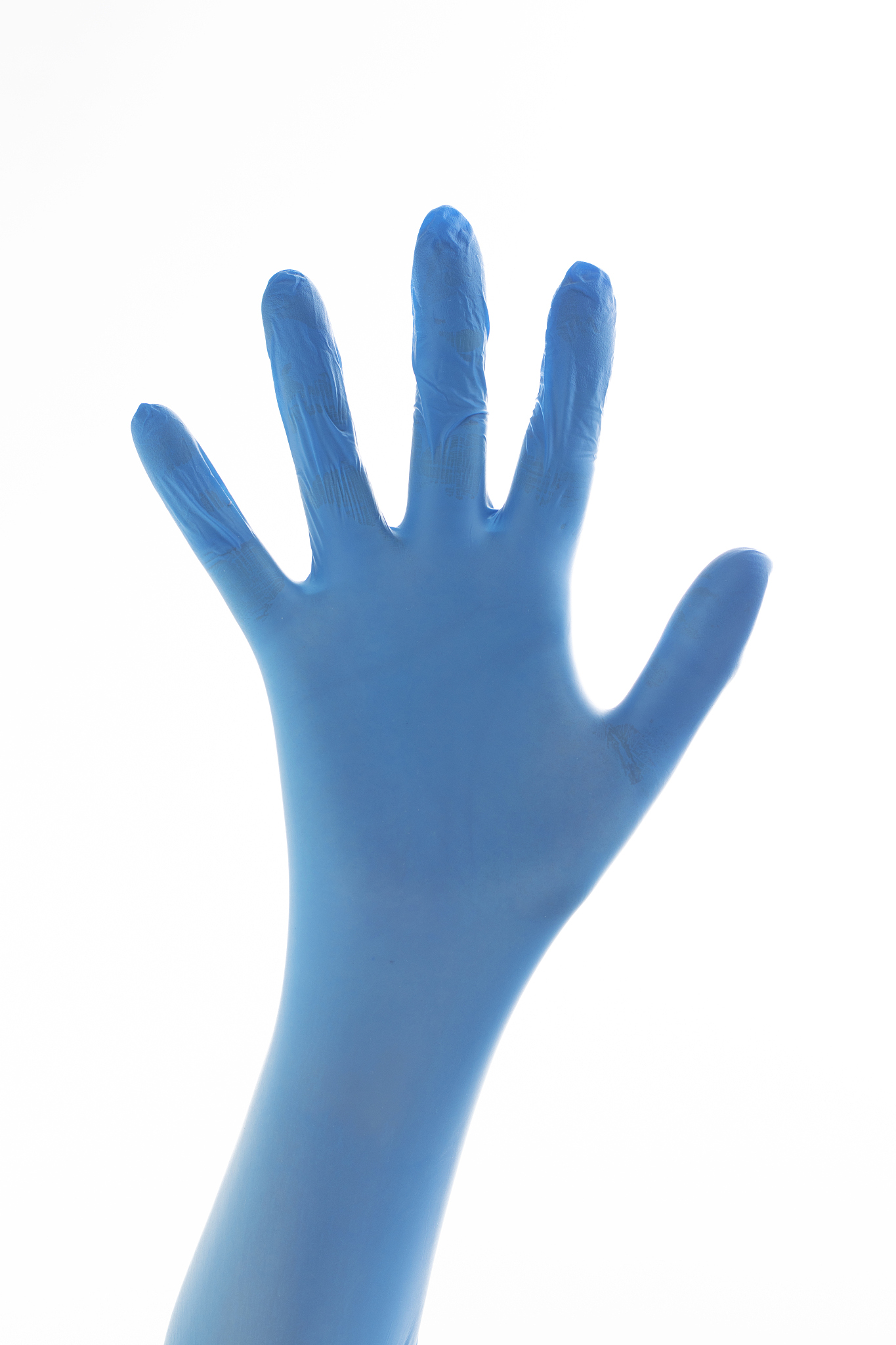 hand in blue glove showing number five with fingers.