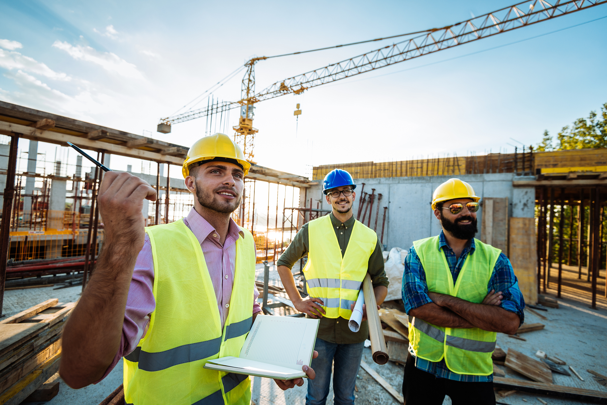 experienced engineer explaining the problems in construction wor