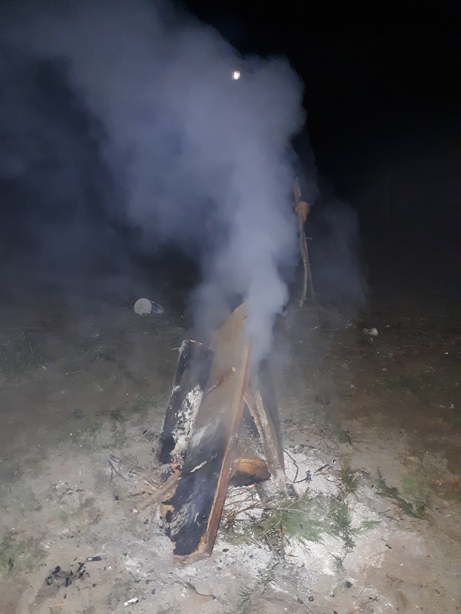 一个1m³密闭空间烧柴火里面多少温度