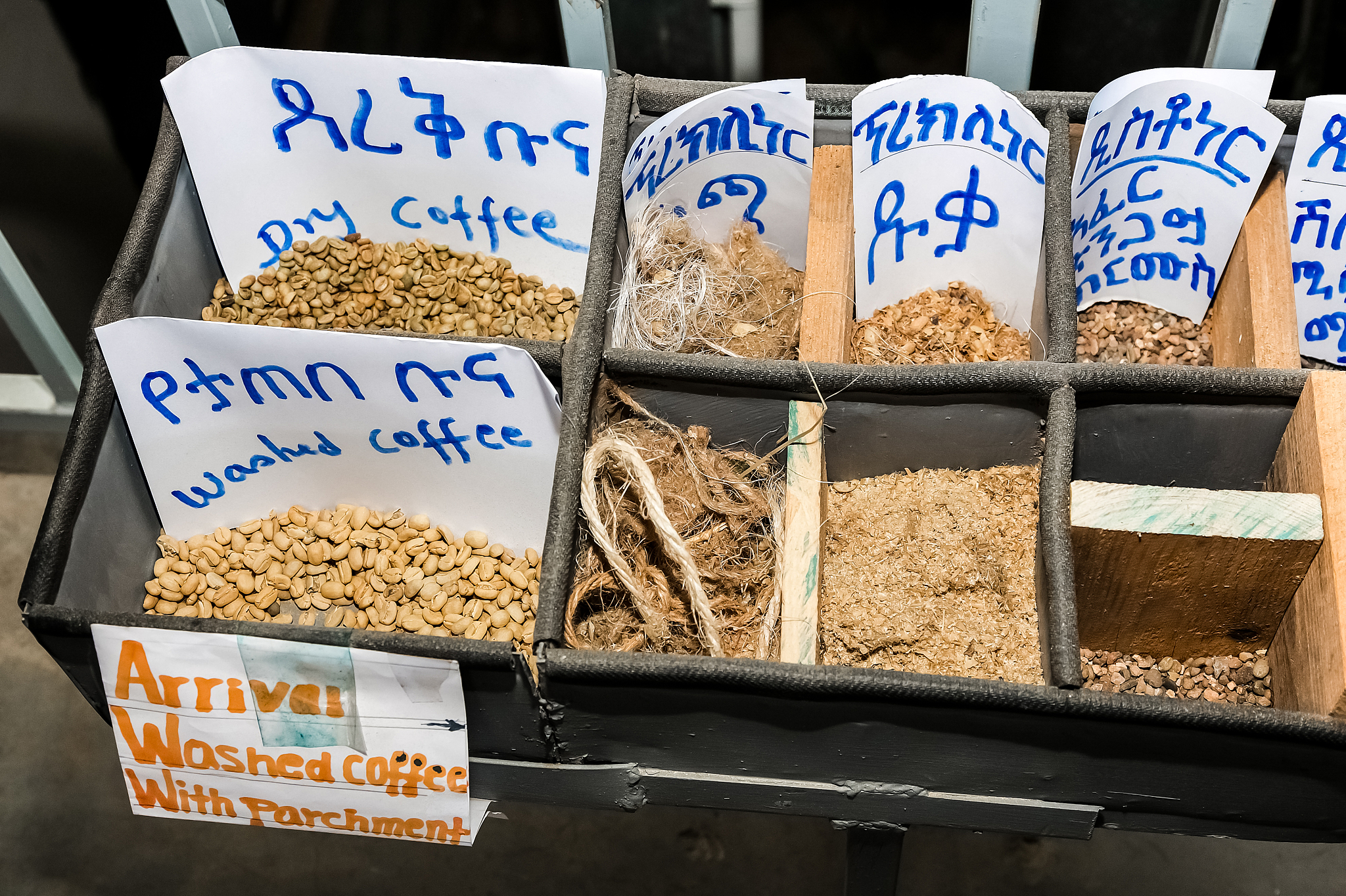 请翻译我们同时向收货人询问了对掺混前豆子分别取样可行性。收货人称大豆出仓后就会在传送带上掺混。如果要取各种豆子的单独样品需要前往feeding silo底部。但是该地方由于考虑到安全禁止在筒仓出货时进入。因此我们无法取到各豆子的单独样品。