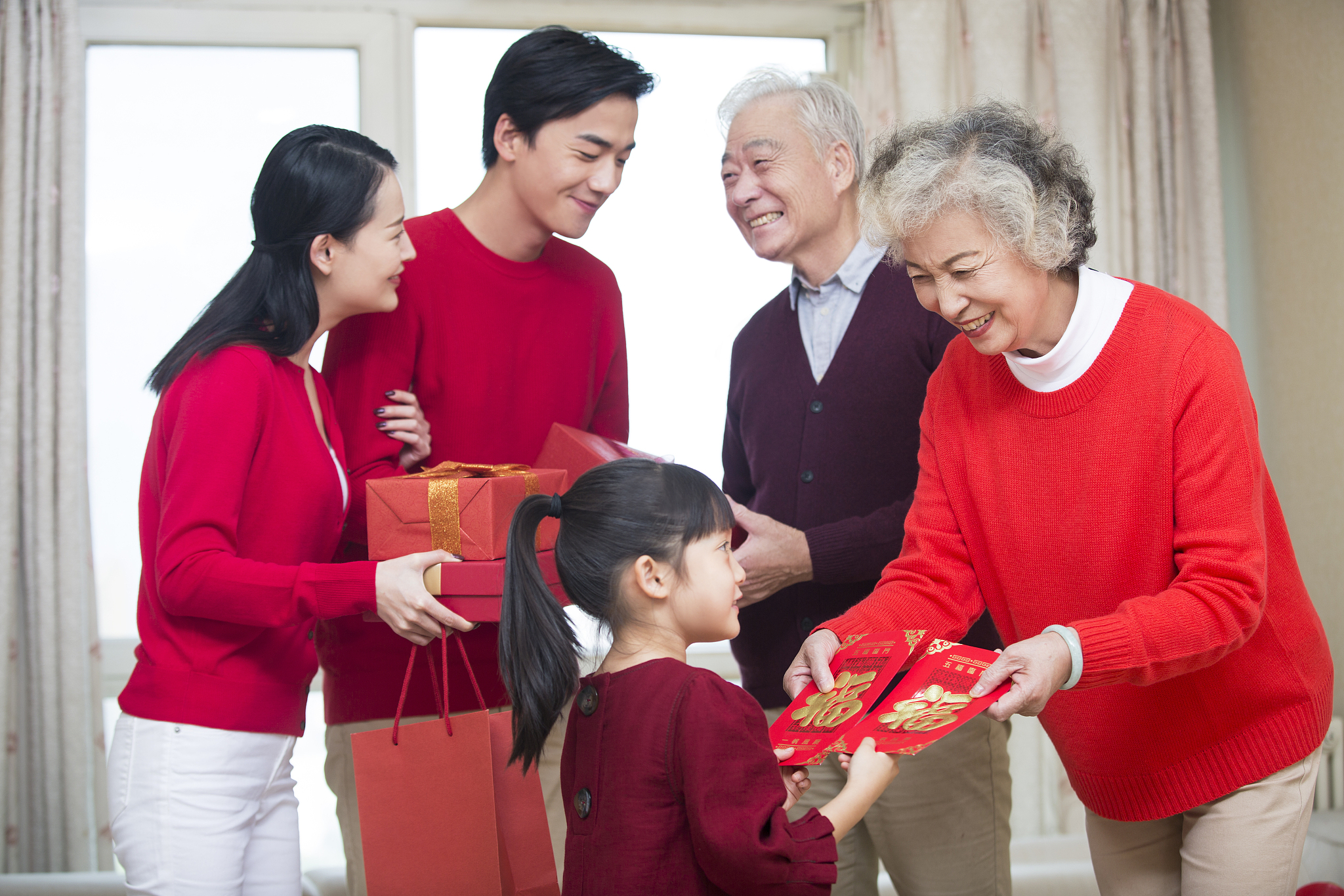 送奶奶什么礼物好？实用、温馨、精致，300字解读奶奶最爱！