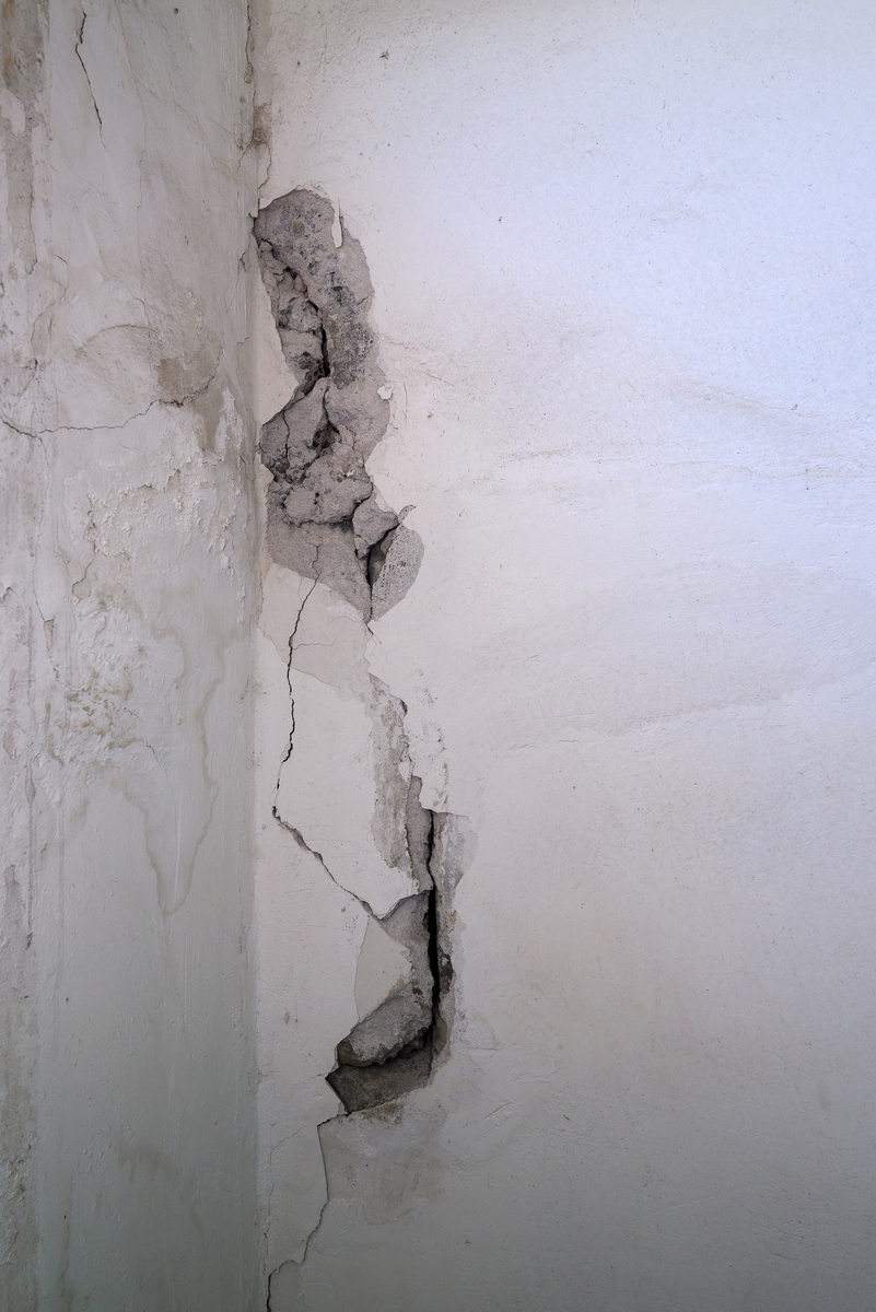 冬天水淹导致墙体开裂的原因及表现