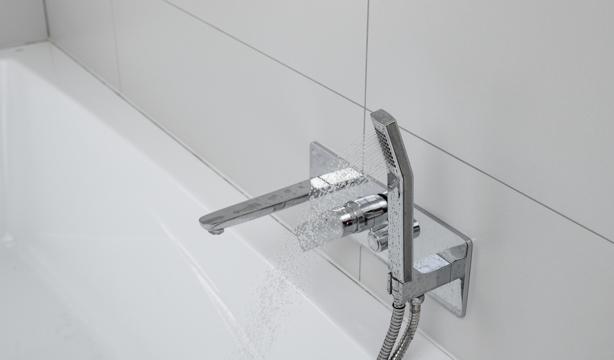 塞子不在洞里你永远不会给浴缸注满水即使水龙头正在涌入