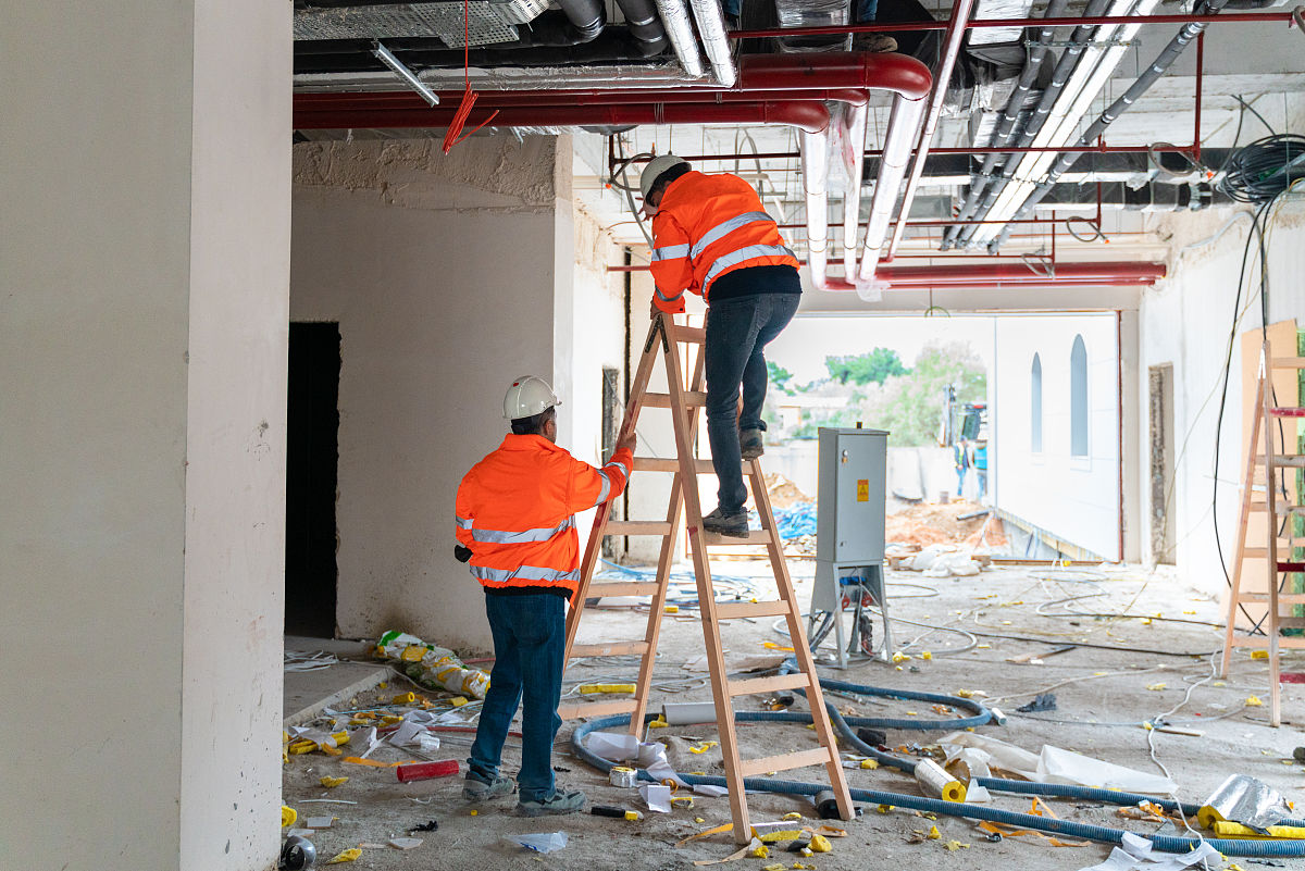 帮我组织一下语言大致内容是厂房安全检测测点目前只有9可以正常工作其他几十个都有问题不能工作的测点现在也搞不清楚问题出在哪是土建前期安装问题还是你们这块问题需要你们到现场处理