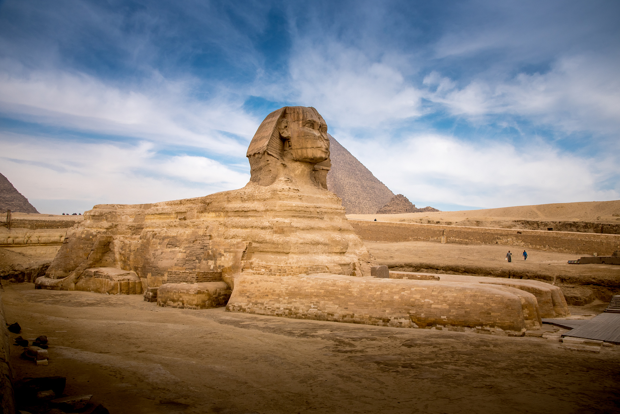 the spinx laying down in front of the great pyramid of giza in e