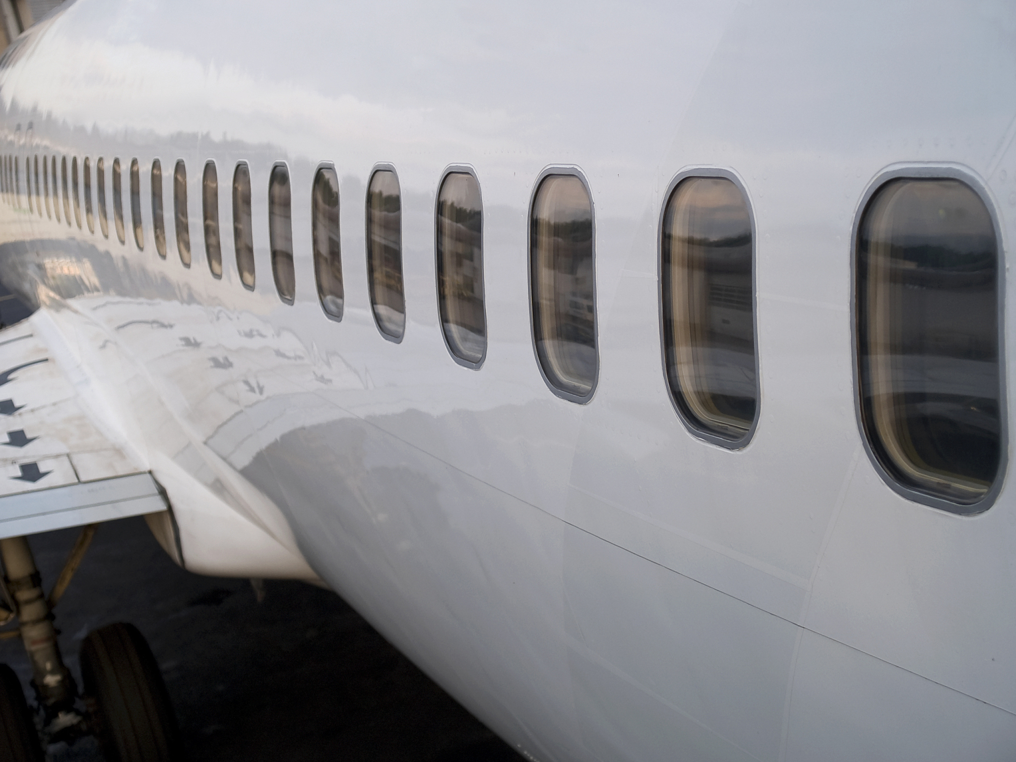 空客与波音民航飞机雷达罩结构雷电防护设计差异性：实例分析