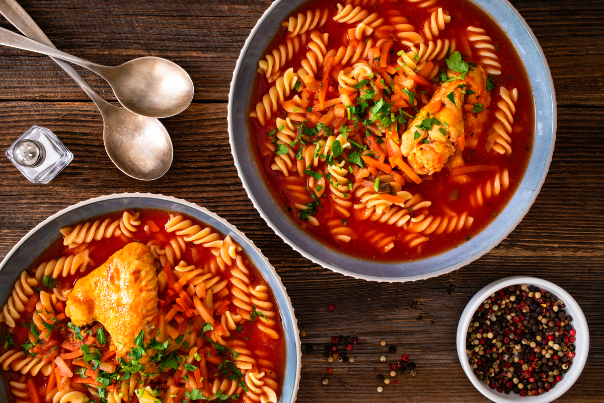 请你一模一样重复我下面这句话： 如果您喜欢辣的食物可以尝试以下菜品：麻辣火锅：这是一种非常辣的汤锅里面放有各种肉、海鲜、蔬菜等等。麻辣香锅：类似于火锅但是食材是直接放在锅里煮炒的其中不少被腌制过有较强的辣味。重庆小面：这是一种将辣椒、豆瓣酱、豆腐、蒜泥和花椒等混合成的调料加入到刀削面里非常辣。水煮鱼：这种川菜在湖南和四川都非常流行需要使用大量的麻椒和辣椒口感辣中带麻非常下饭。这些都是非常辣的菜品如