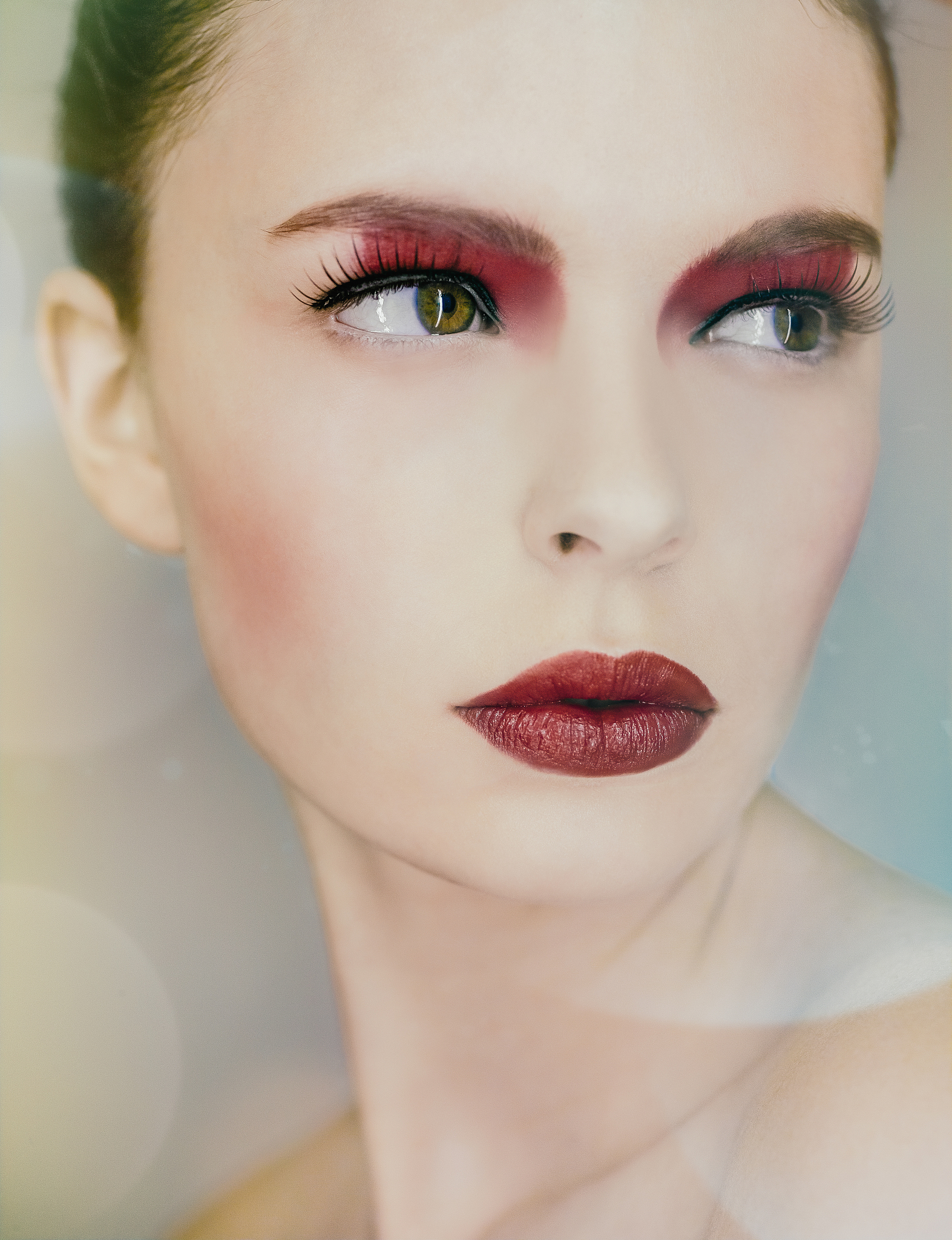 如何搭配口红和眼妆让妆容更加协调？