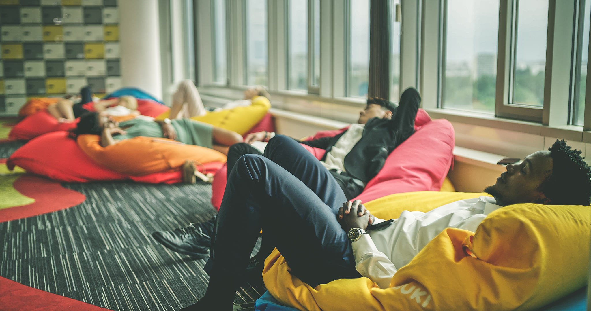 DZ公司是一家房地产公司论述分析DZ公司员工绩效管理存在问题及对策研究的研究背景写成一段话形式不少于500字。