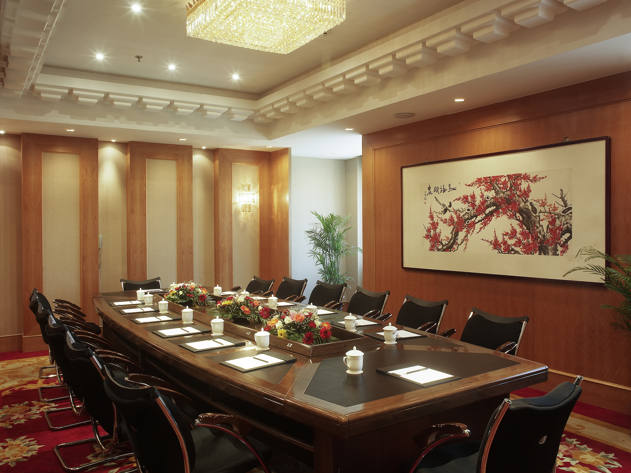 补充该文使之更有利于甲方：甲方：明都枫泽山庄大酒店负责人：曹珏 电话：18912328370乙方：负责人：周学敏 电话：177017959727上述双方经平等自愿协商就会议接待事宜签订本合同以共同遵守。乙方为甲方提供：常州明都枫泽山庄大酒店客房、订餐、会议室等服务。会议时间：自 2023 年 4 月 1 日起至 2023 年4 月 2 日止。一、房间数量标准间： 15-20 间以实际入住为准客房为