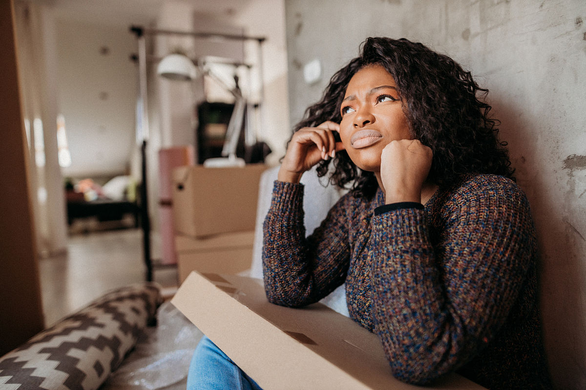 等着别人诉求不打电话不处理。有没有类似通俗用语？