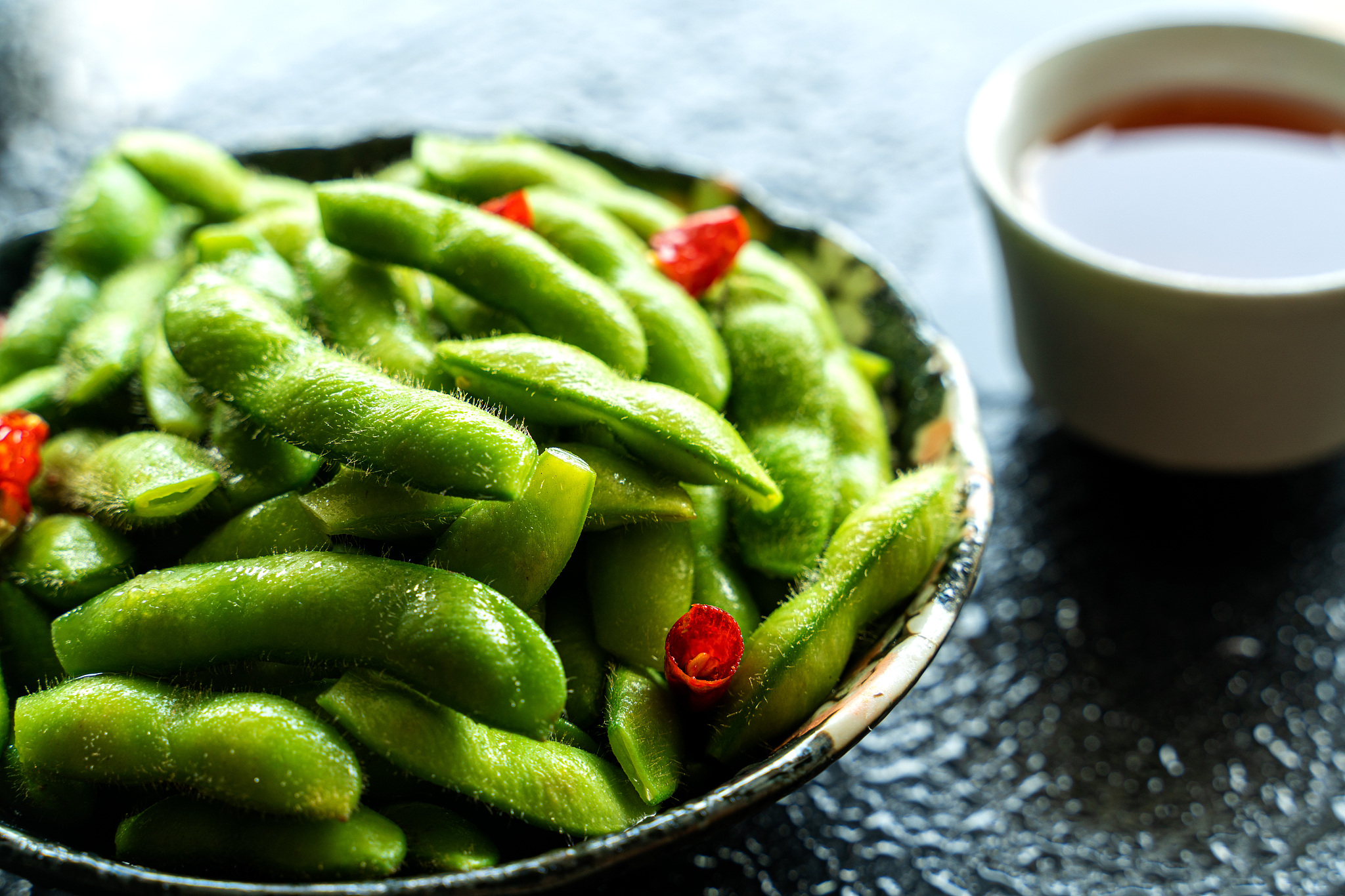 请不少于800汉字的博客文章不要和网上的文章有重复语言要幽默风趣。主题是：煮毛豆冷水还是热水下锅