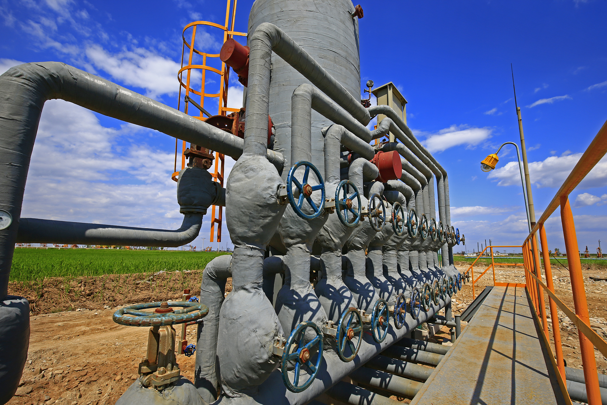 改写：对于工农业发展、国防尖端科技、交通工具以及人们的生活等方方面面都有涉及。阀门是不可或缺的基础设备之一广泛应用于农业、工业、国防、交通和住所等多个领域。在农业方面阀门能够促进农业机械化建设提高灌溉系统效率提升农产品质量；在工业方面阀门是发展与建设的主导各类工厂需要阀门控制管路输送流体介质和废水排放；在国防领域火箭、航天装置、洲际导弹等需要特殊阀门确保正常工作；在交通和住所方面汽车、高铁、飞机等