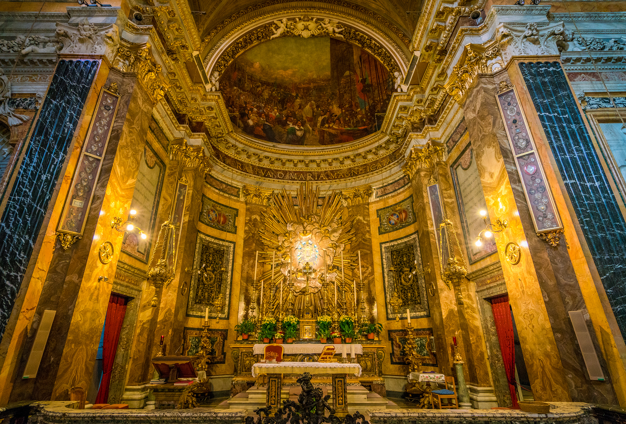 the apse in the church of santa maria della vittoria in rome, it