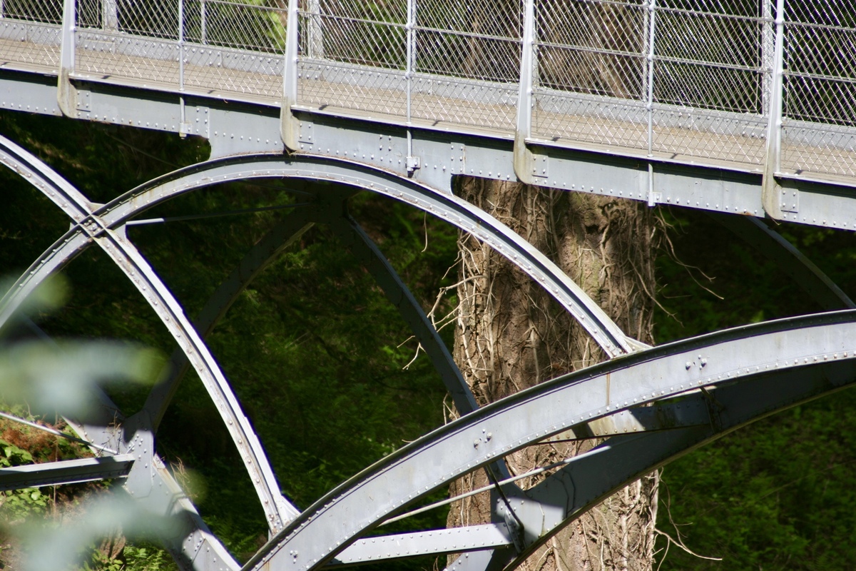 把以下文字翻译为英文以位于祥云~临沧二级公路上的安乐塘大桥为具体研究对象对该桥中跨跨中挠度过大、梁体开裂等病害进行探究同时对其通过体外预应力加固后仍下挠这一现象进行深入研究分析。通过研究分析本文提出了一种在主跨跨中位置增设中墩改变原桥结构体系的新型方法。运用这一新型方法对桥体增设中墩加固之后通过有限元模型理论计算布置挠度监测传感器并进行长期挠度健康监测；从监测结果及预测分析可以看出墩中竖向刚度得到