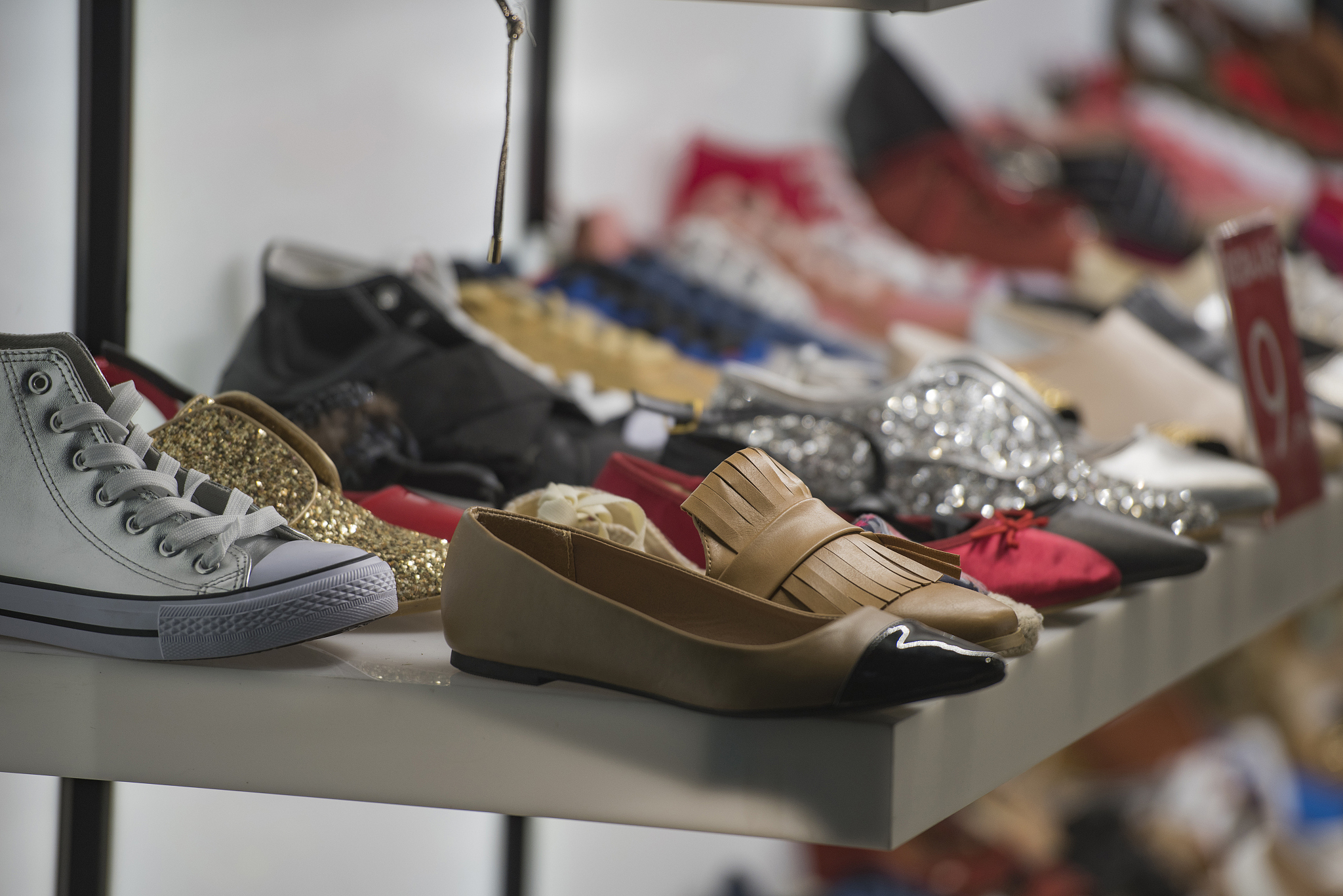 Analyzing shopuuecom website and combining with shoe category to generate Google ad headlines Within 30 characters