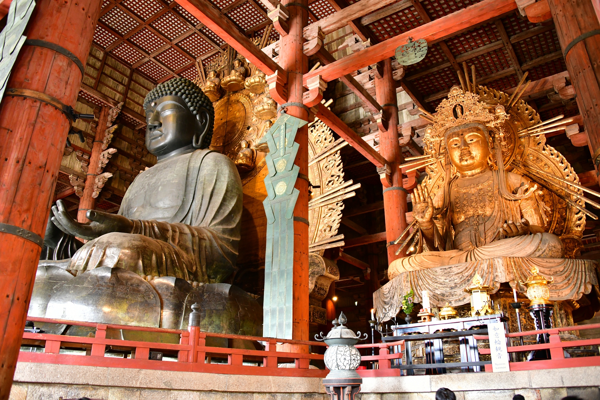 日本奈良市东大寺大殿内景佛像