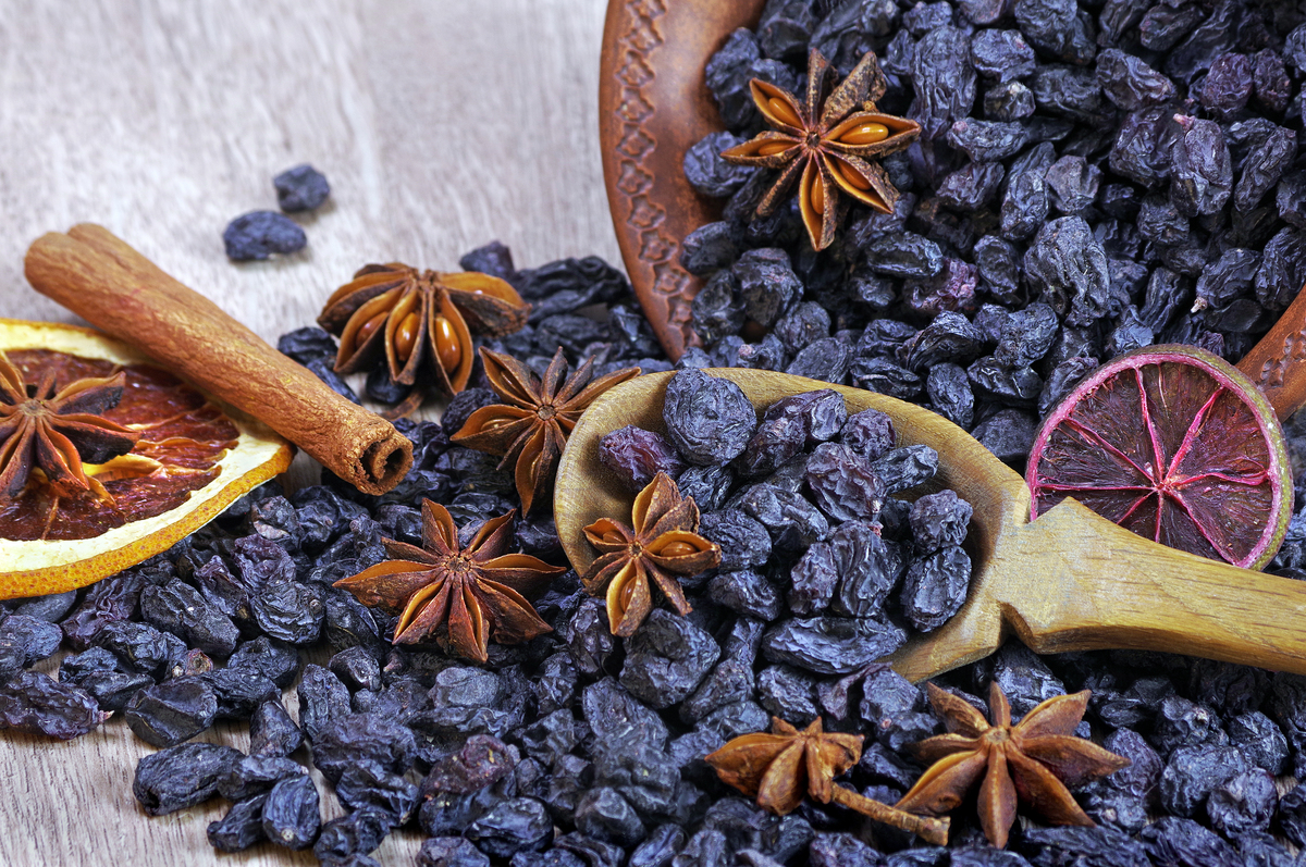 黑莓干泡水喝的功效：改善消化、增强免疫、美容养颜