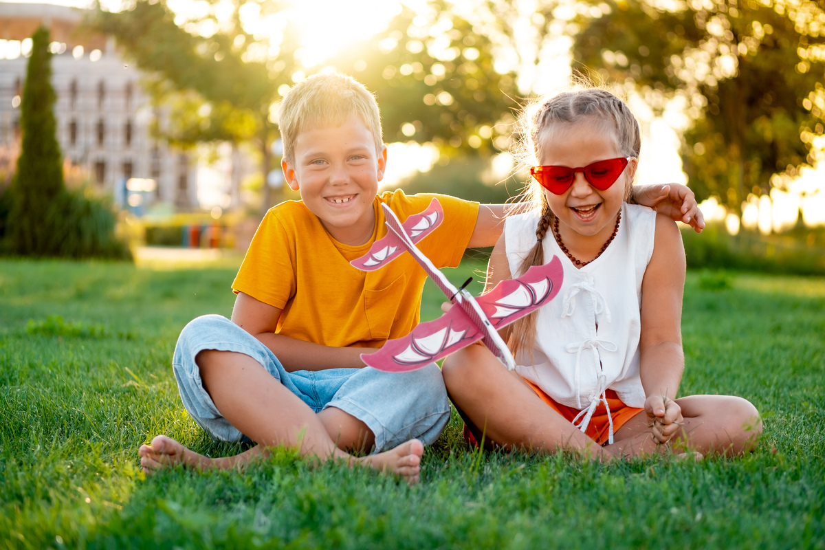 夏日暑假：孩子们在草地上嬉笑玩耍，充满青春活力！