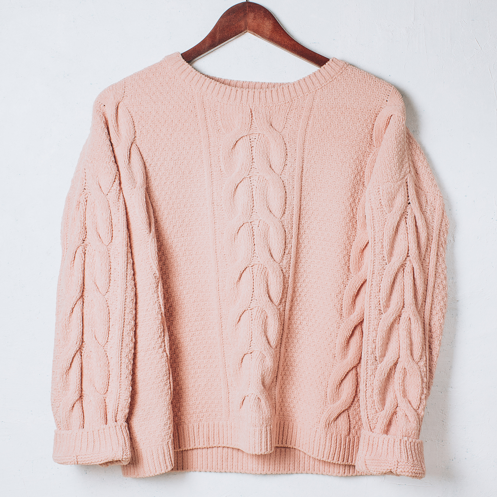 以买家身份写5句简短的话赞美这件女士针织开衫毛衣