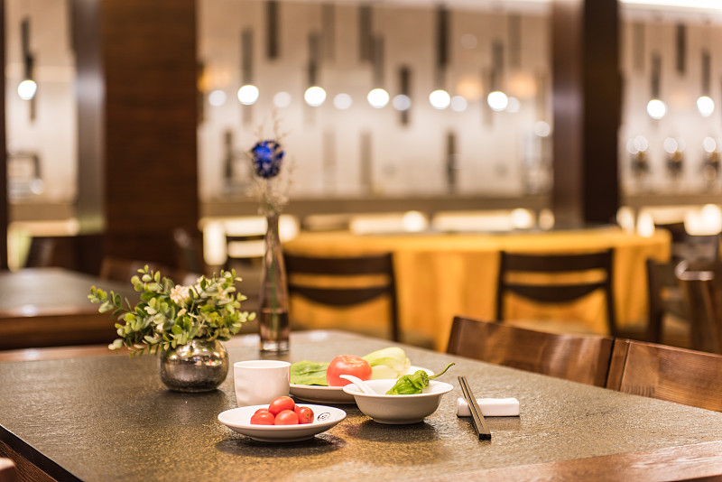 描述一次不同寻常的晚餐：在浦东美术馆的顶楼