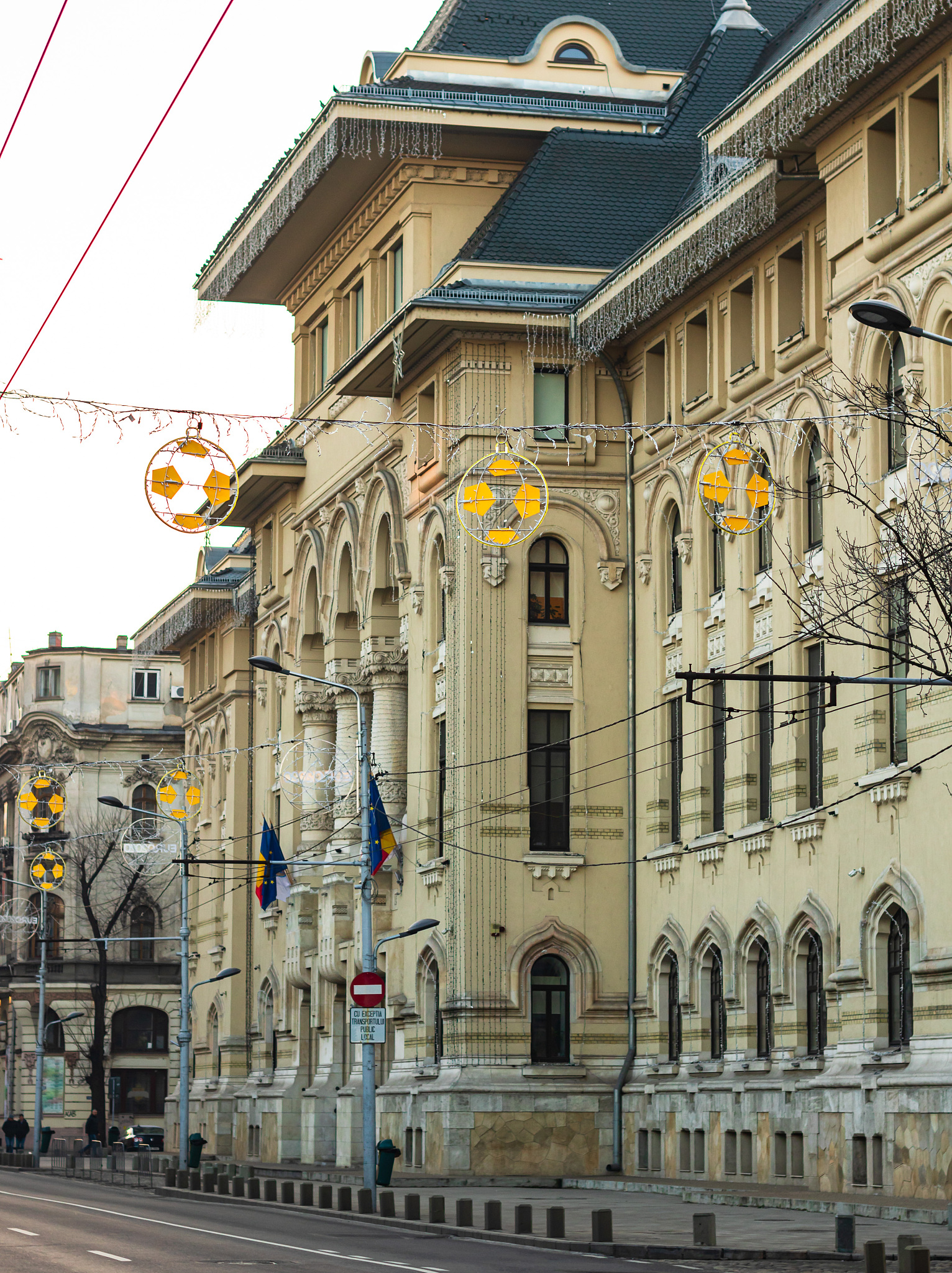 中西方建筑在某些方面的比较抓住某一点展开细说不少于1300字