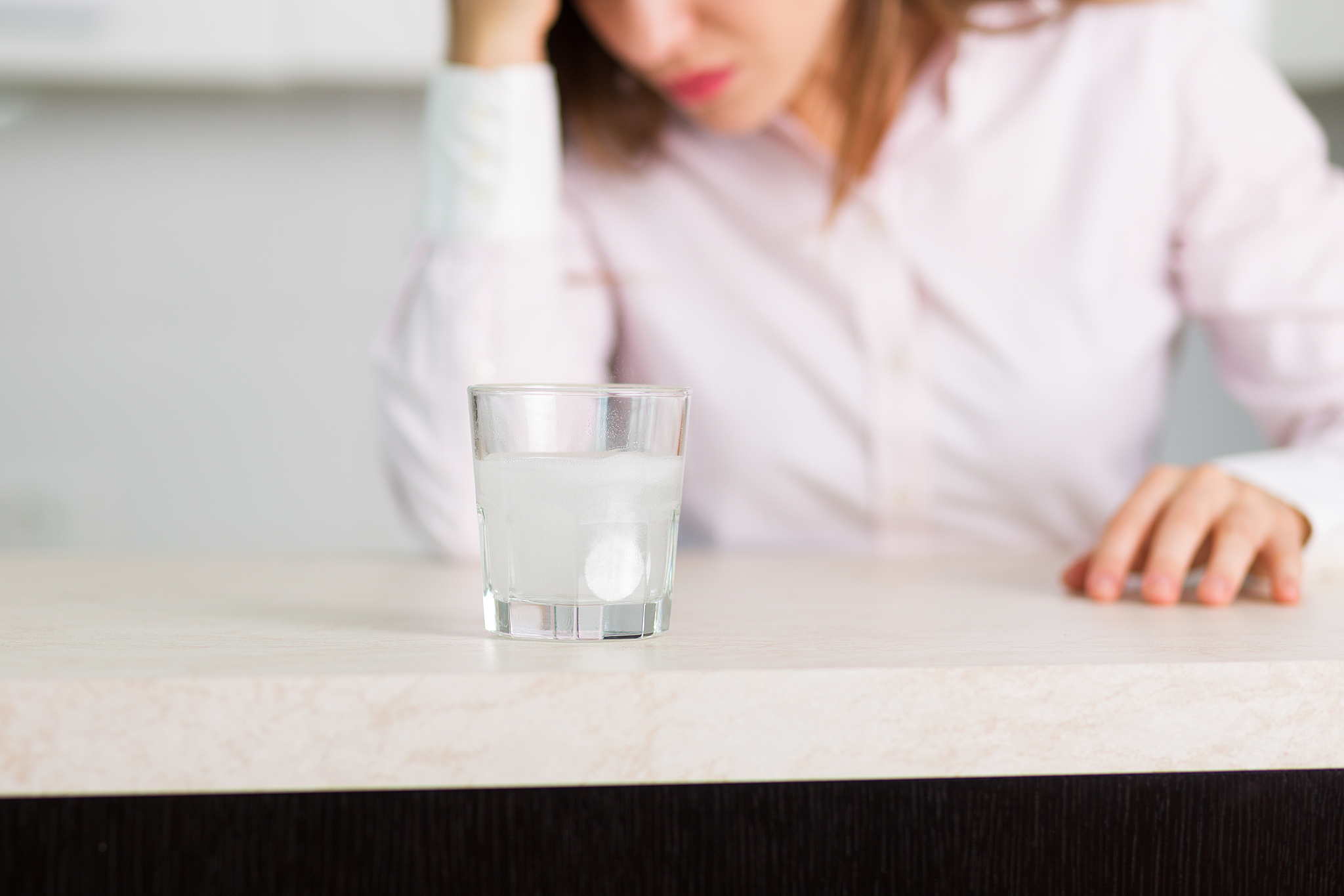 早上起床以后呢一定要喝一杯温开水在这个温开水里面呢一定要加上一样东西这样呢一个月之后你会发现你的各种肠胃不好的问题都会慢慢的好起来那到底加的是什么呢？点个红心加关注来老师直播间我来告诉你。上述内容修改百分之三十但使其意思不变要符合抖音短视频规则必须要人性化语句通顺不可删重点