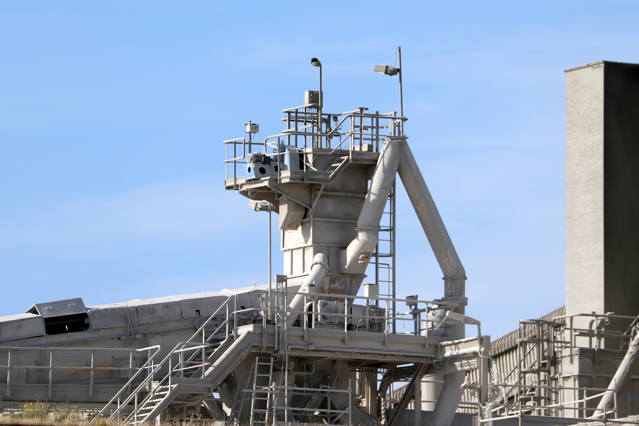 请从经验丰富的专业人士角度为我详细说明在水泥的实际生产过程中石灰石粉末和助燃气进入分解炉燃烧的进出口质量流速、温度、压力等具体参数