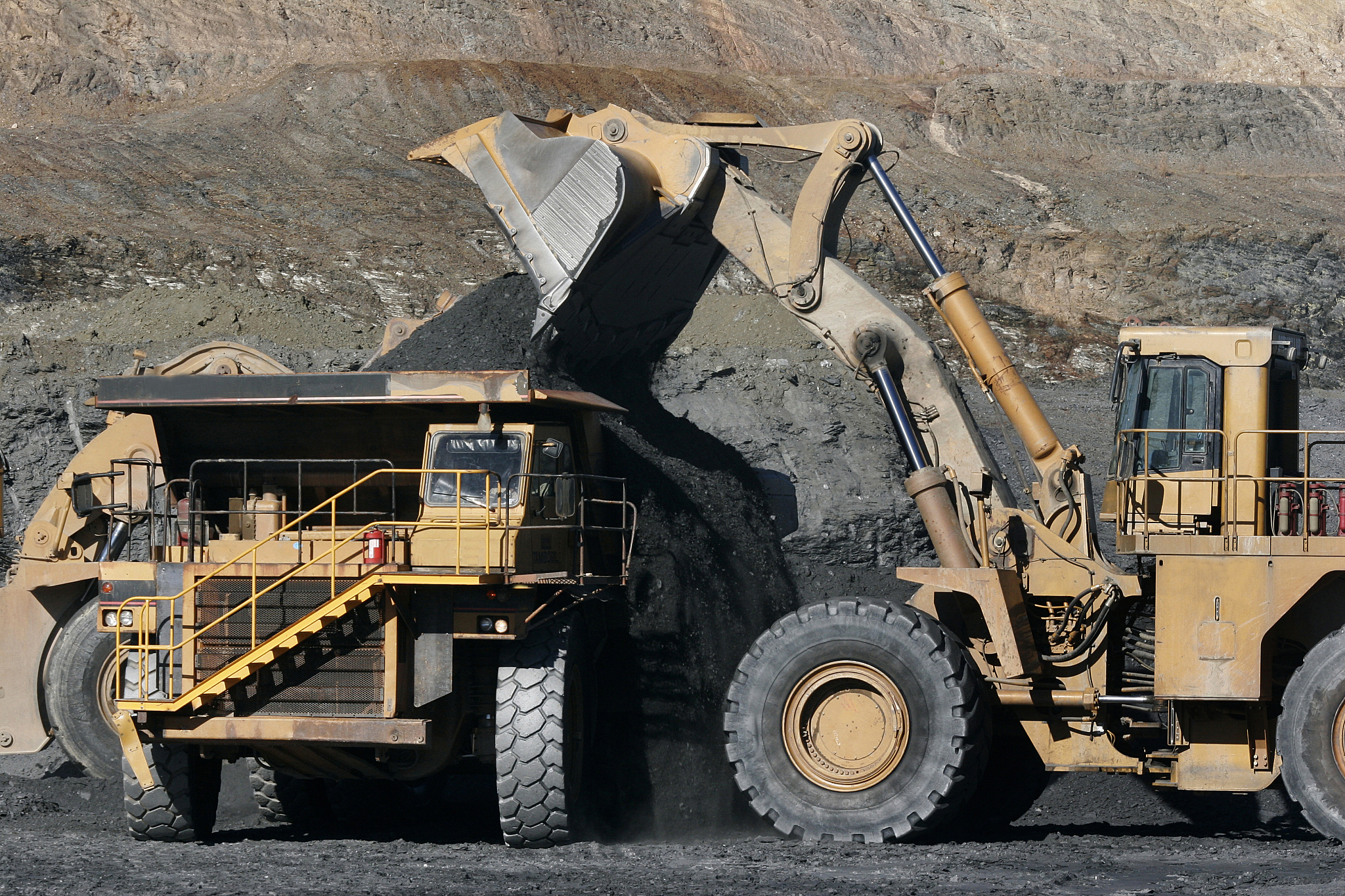 无人驾驶卡车在露天煤矿生产中的影响和优势