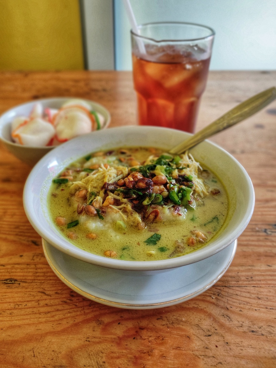 请根据以下模板写一份相似的文案使其更有画面感亲和力更加诱惑力文字数量大致相同：这个夏天真的很适合来一碗热乎乎的酸辣汤呀为了穿上美美的小裙子我媳妇每晚都喝它低卡又好喝下入所有的配菜煮99秒再放入一包调配好的黑椒酸辣汤调味料其它的油盐酱醋都不用放酸辣又过瘾鲜香可口特别适合夏天！！做法简单姐妹们赶紧点个赞收藏起来试试吧