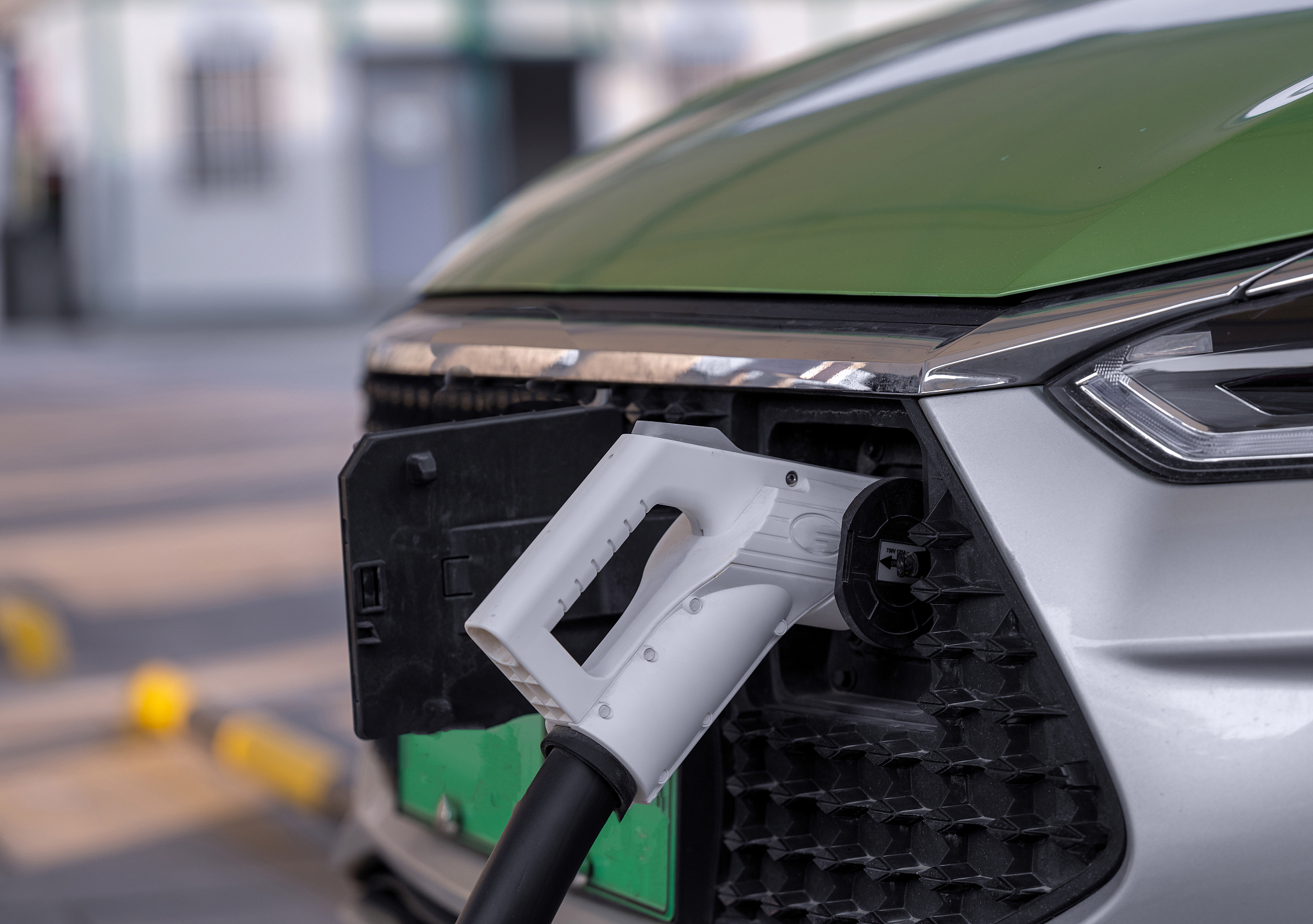 比亚迪E5 充电盖板拆卸教程：简单易懂！