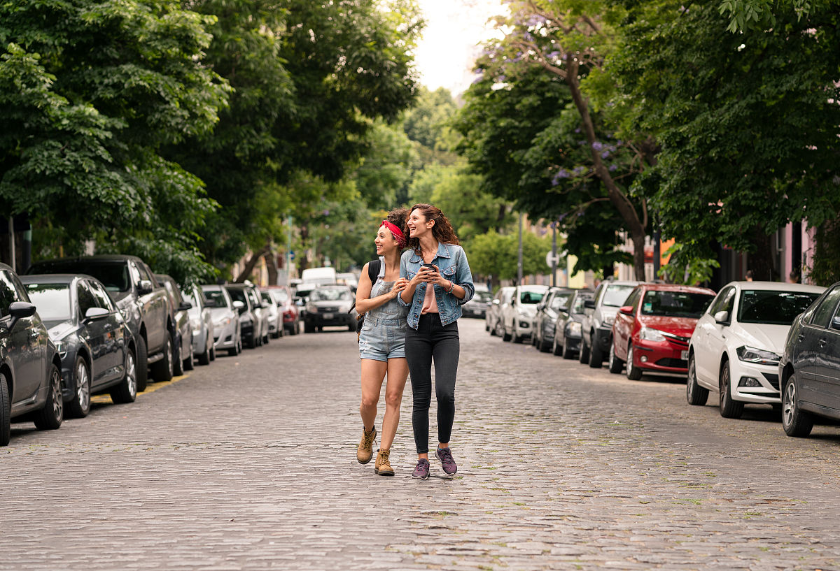 一个男孩一个女孩在街头相遇 相知 相恋的故事