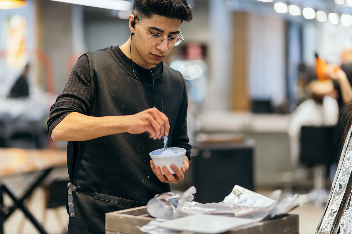 写一篇关于泡泡染发剂的短视频广告文案 要求：突出卖点 前三秒文案要吸引人