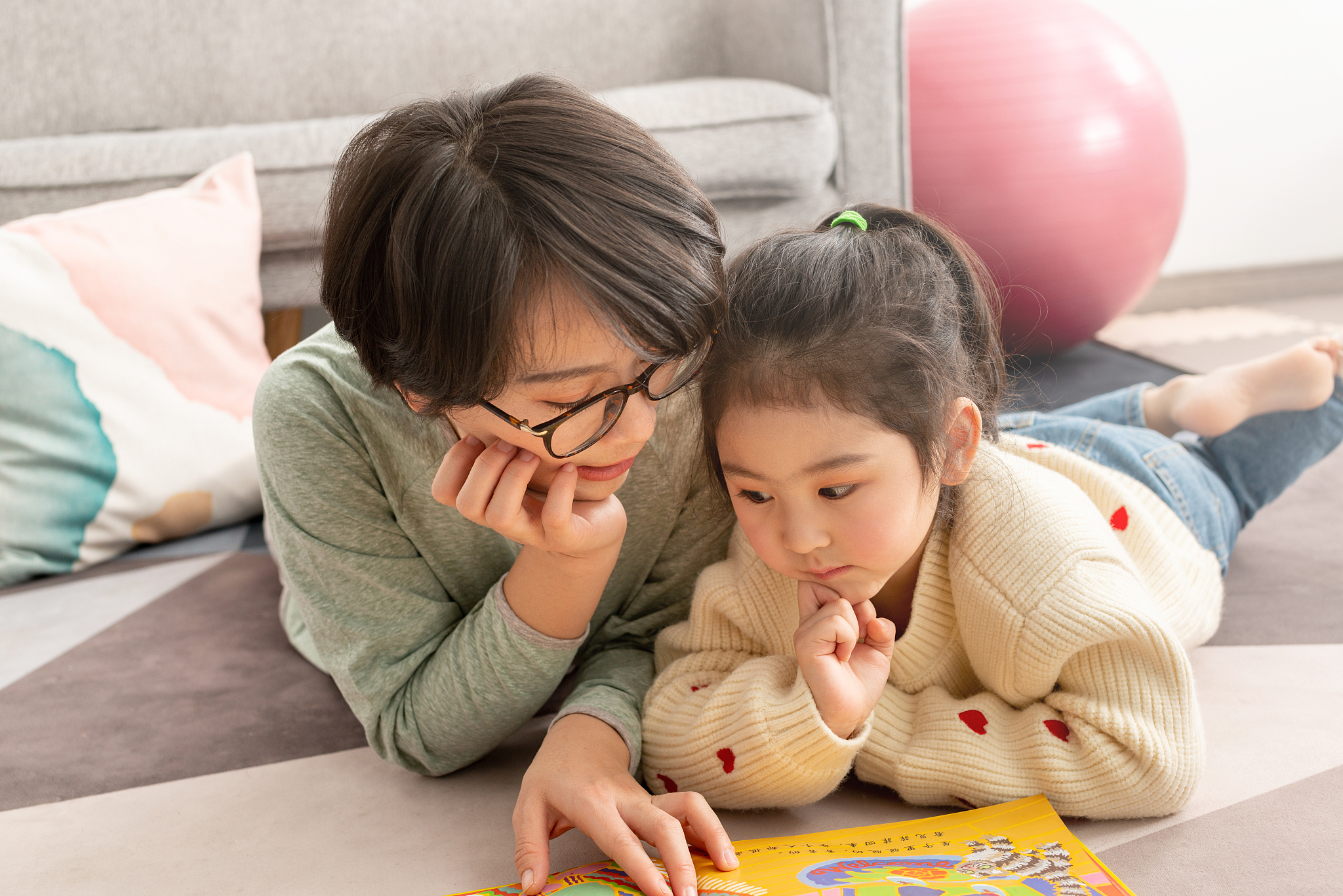小女孩和妈妈一起看故事书