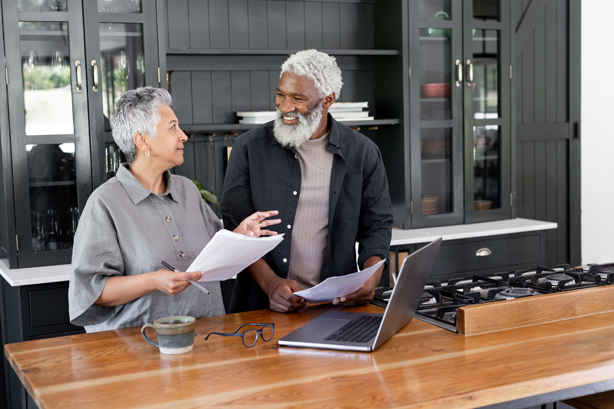 换个说法：股权融资是指企业通过发行股票或出售股权份额从投资者那里获得资金的一种融资方式。在股权融资中投资者购买企业的股权份额成为企业的股东享有相应的权益和收益。股权融资的优点包括：