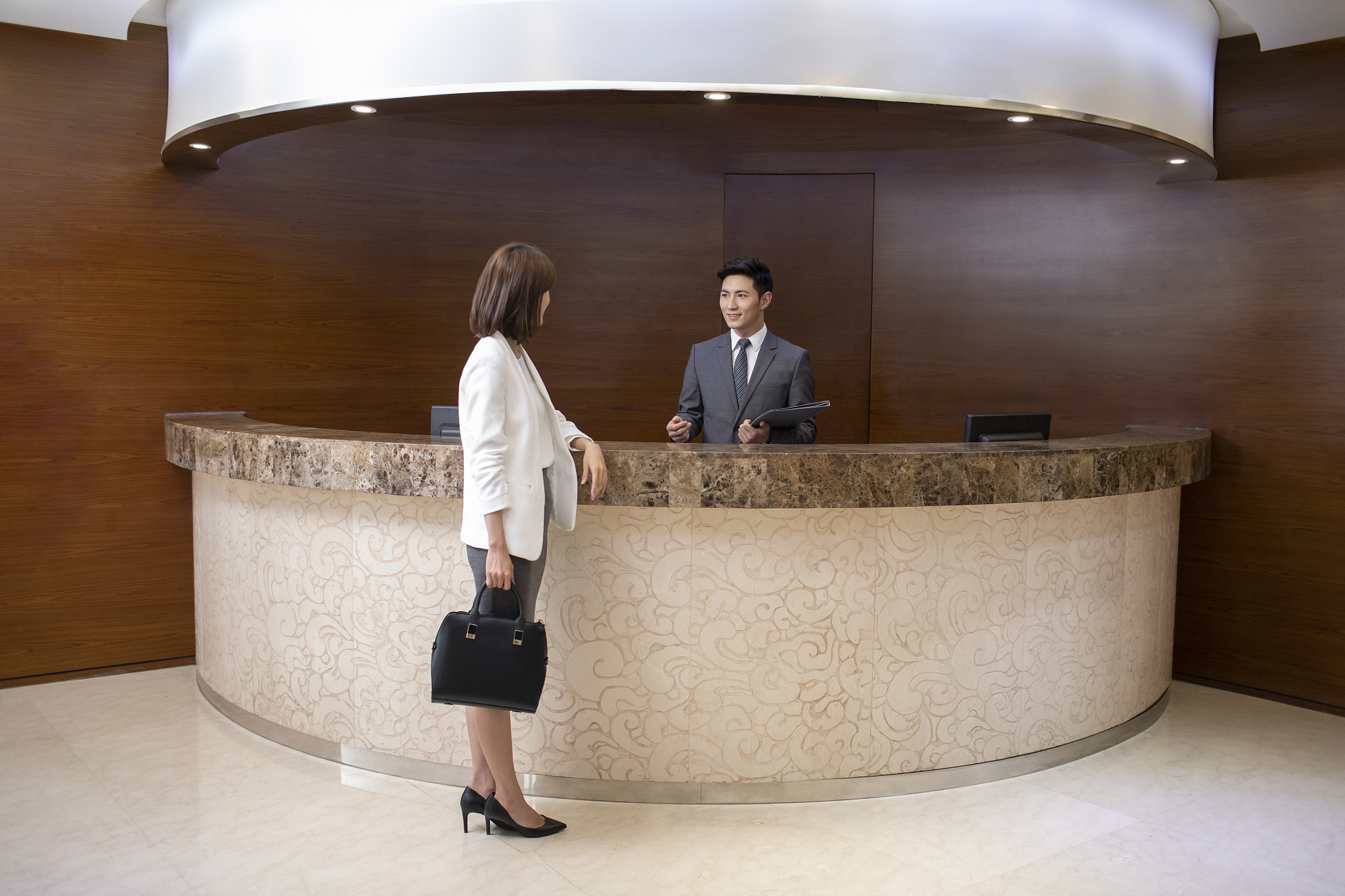 大学生维也纳酒店前台社会实践报告 - 2000字详细经验分享