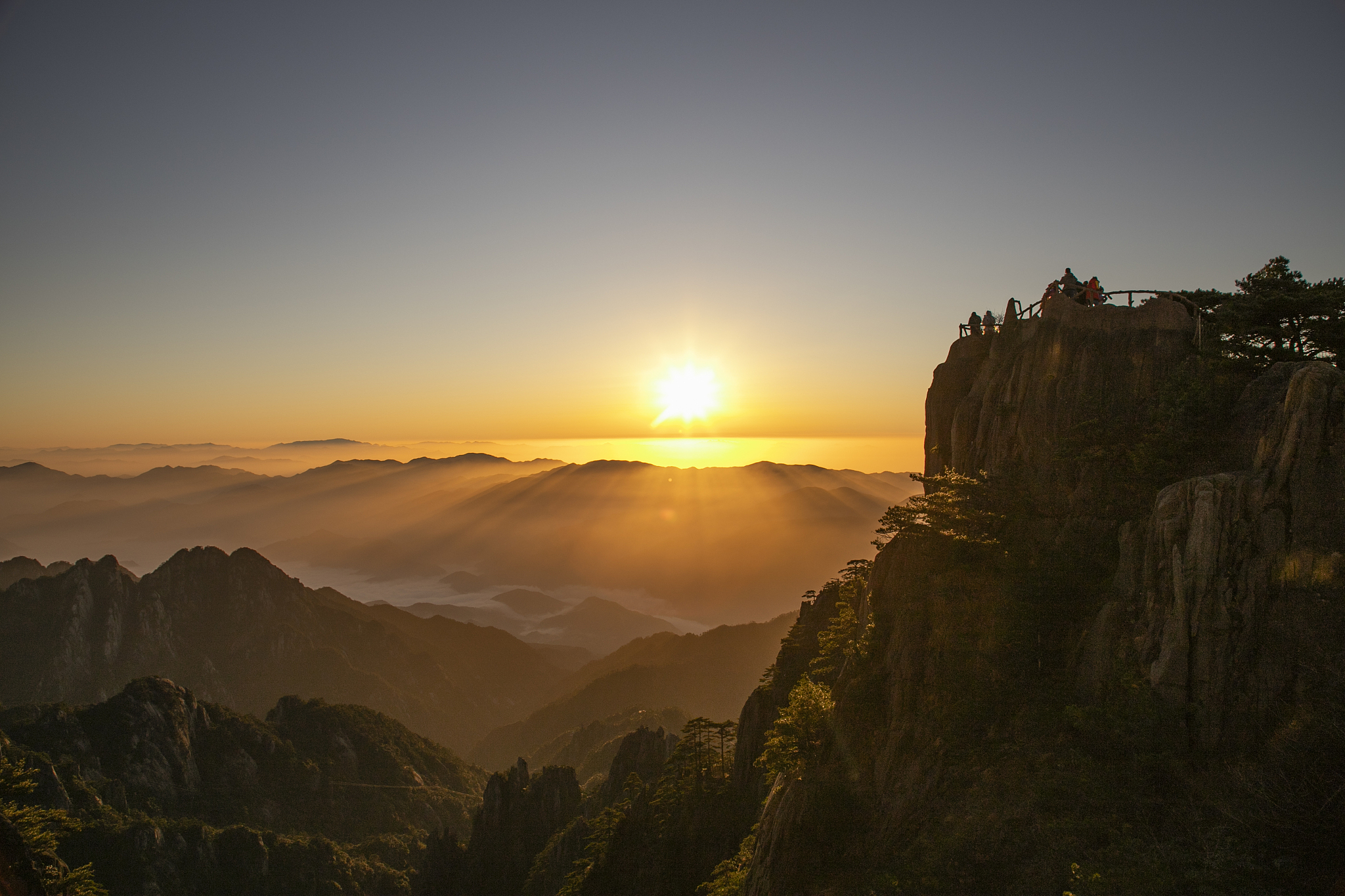 黄山日出观赏攻略：最佳时间、路线、装备和安全建议